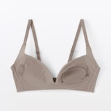 婦人　ノンワイヤー胸の形を整えるブラジャー　プラスサイズ