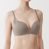 婦人　ノンワイヤー胸の形を整えるブラジャー　プラスサイズ