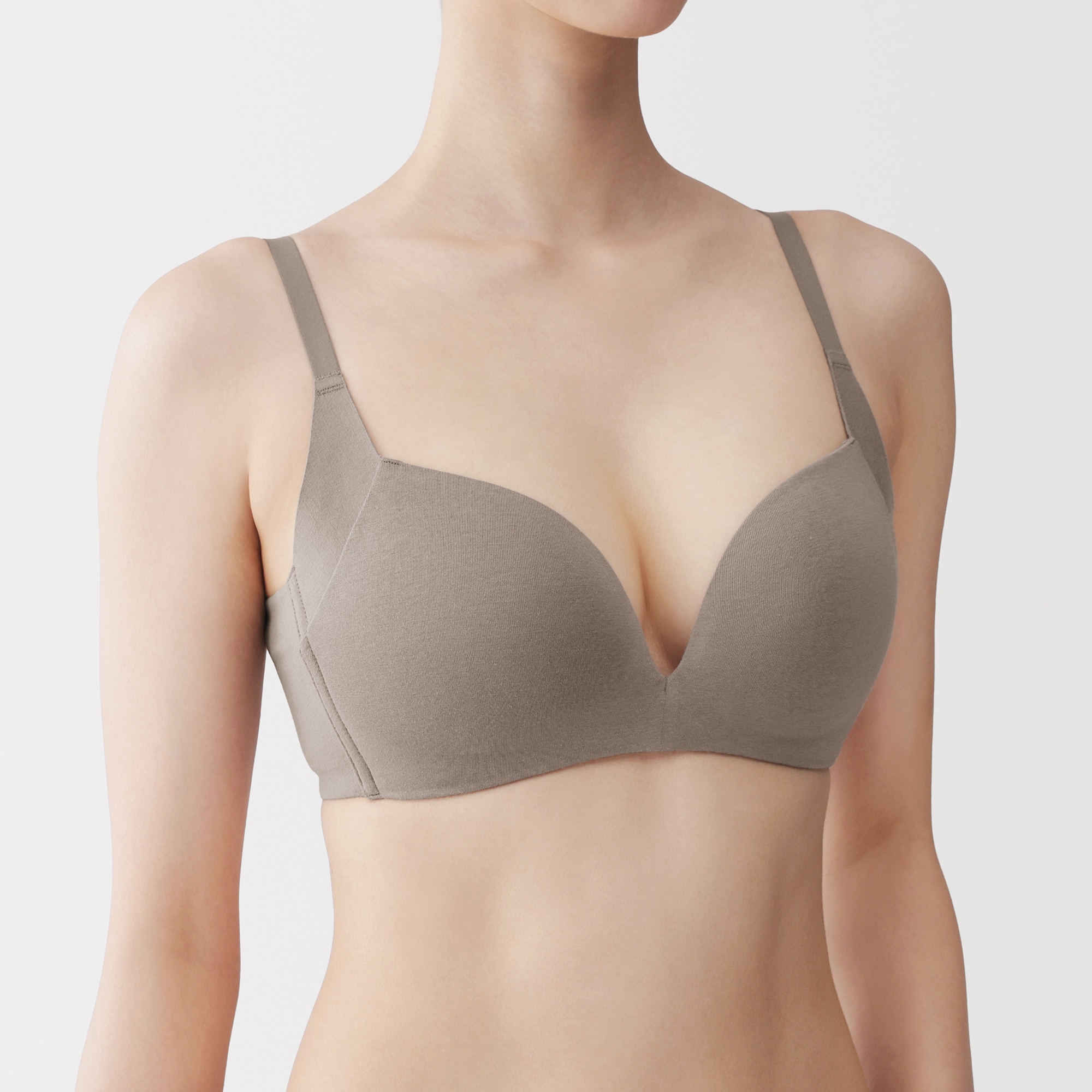 婦人　ノンワイヤー胸の形を整えるブラジャー　プラスサイズ