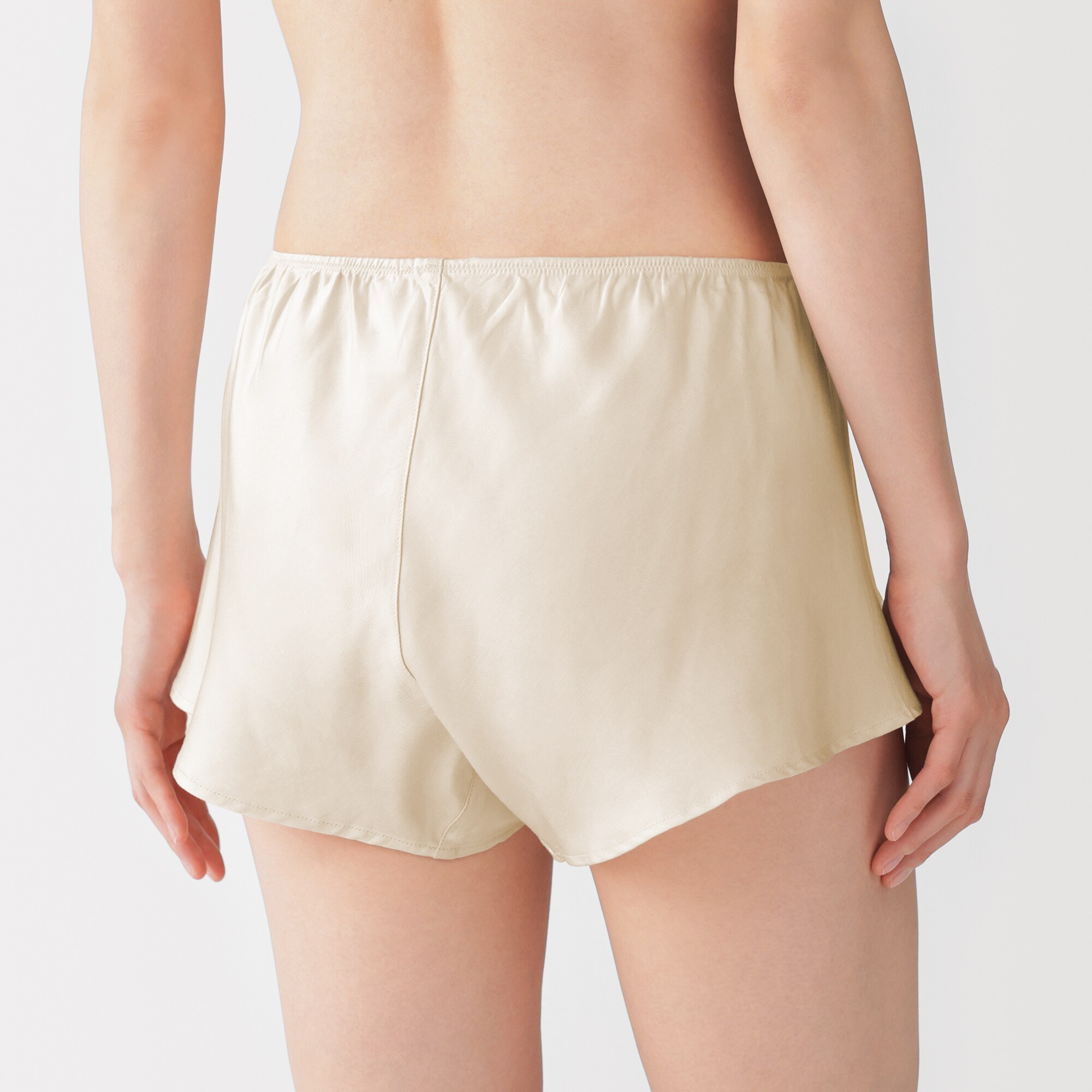 婦人　なめらかサテンフレアショーツ