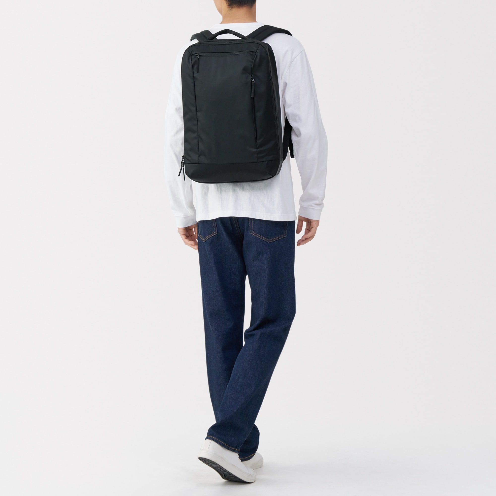 肩の負担を軽くする　撥水　ビジネス　リュックサック（薄型）