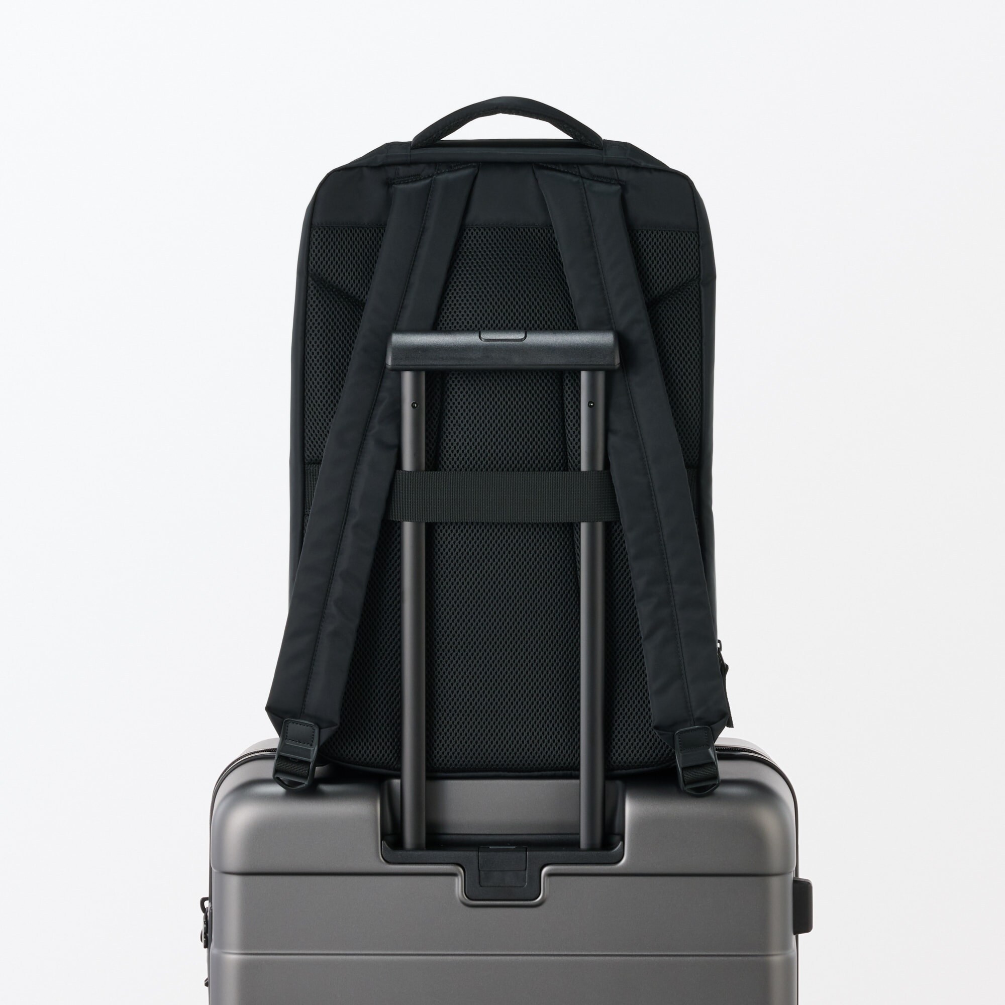 肩の負担を軽くする　撥水　ビジネス　リュックサック（薄型）