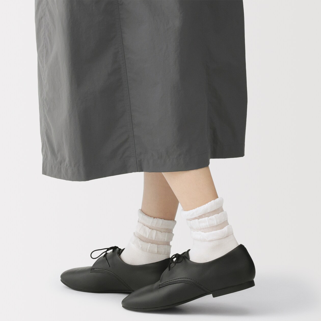 婦人　足なり直角　履き口やわらか　レーヨン混薄手フリル　ショート丈靴下