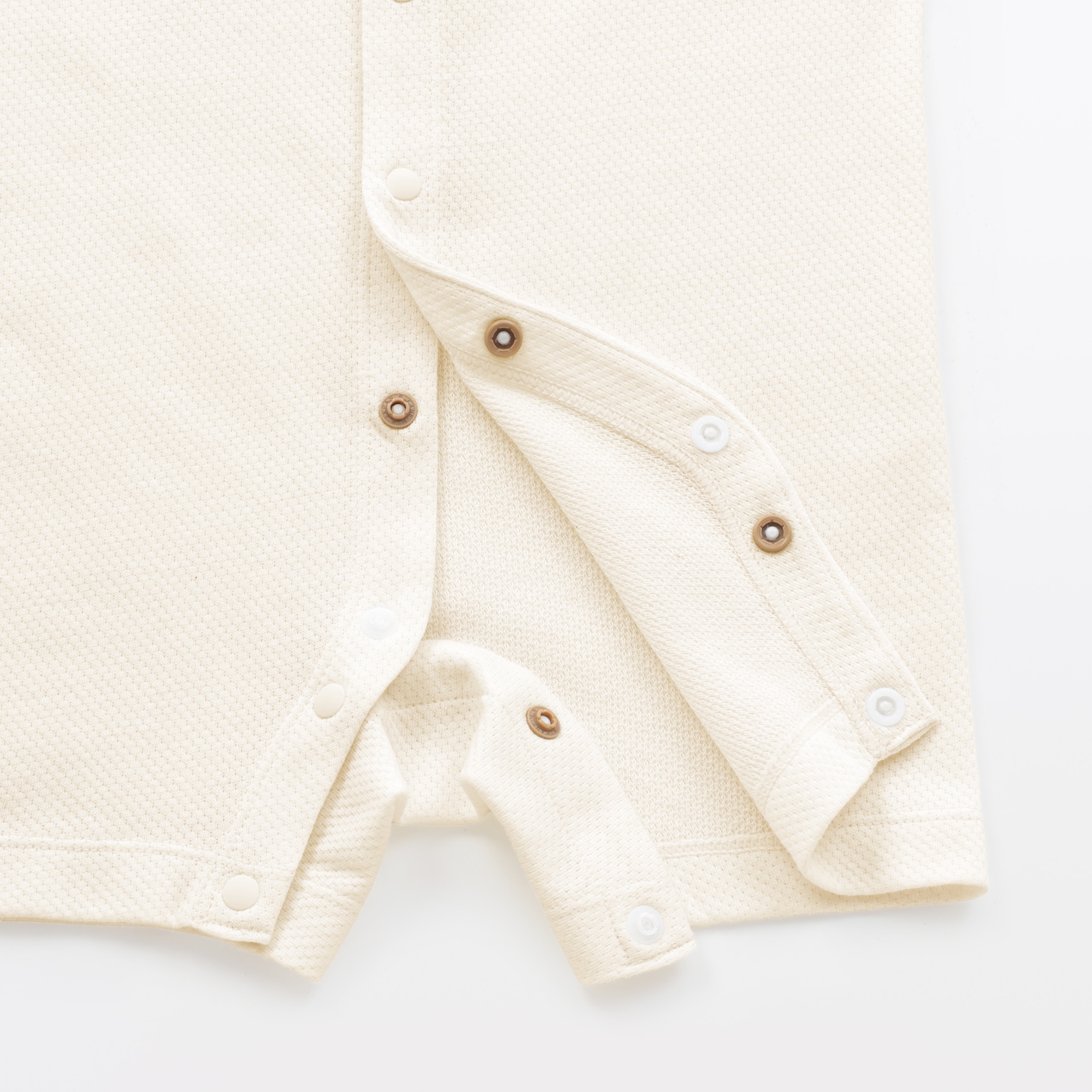 ベビー　脇に縫い目のない鹿の子編み半袖ショートオール