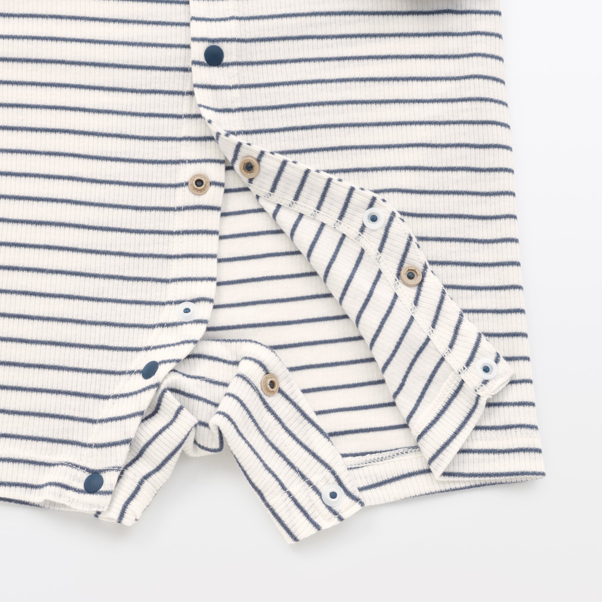 ベビー　脇に縫い目のないリブ編み半袖ショートオール