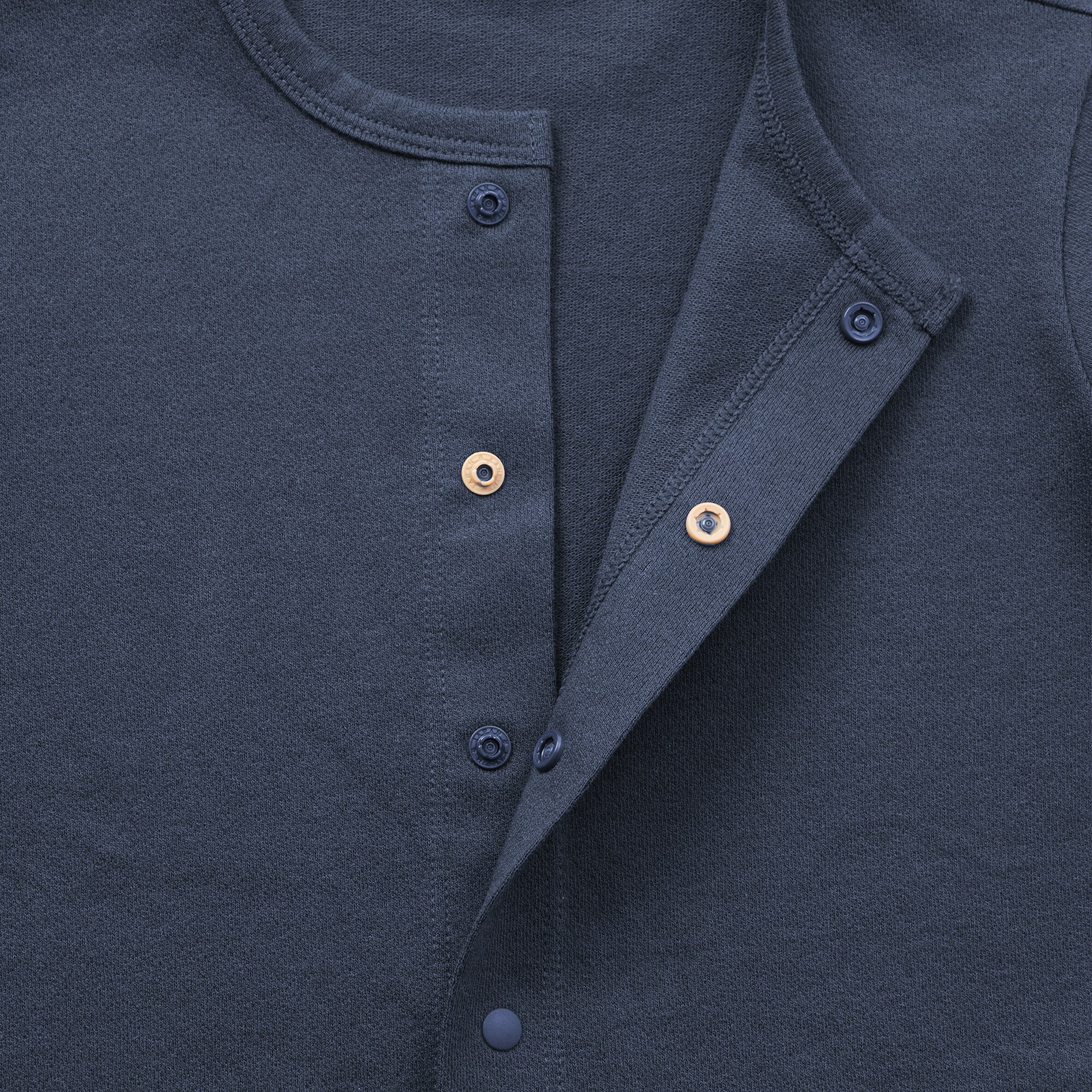 ベビー　ＵＶカット梨地編みクルーネックカーディガン