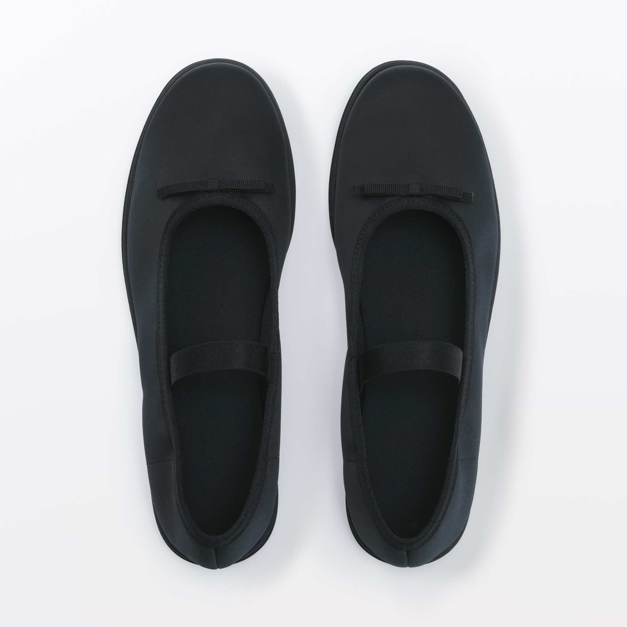 婦人　柔らかい中敷を使用した　撥水ストラップリボンフラットシューズ