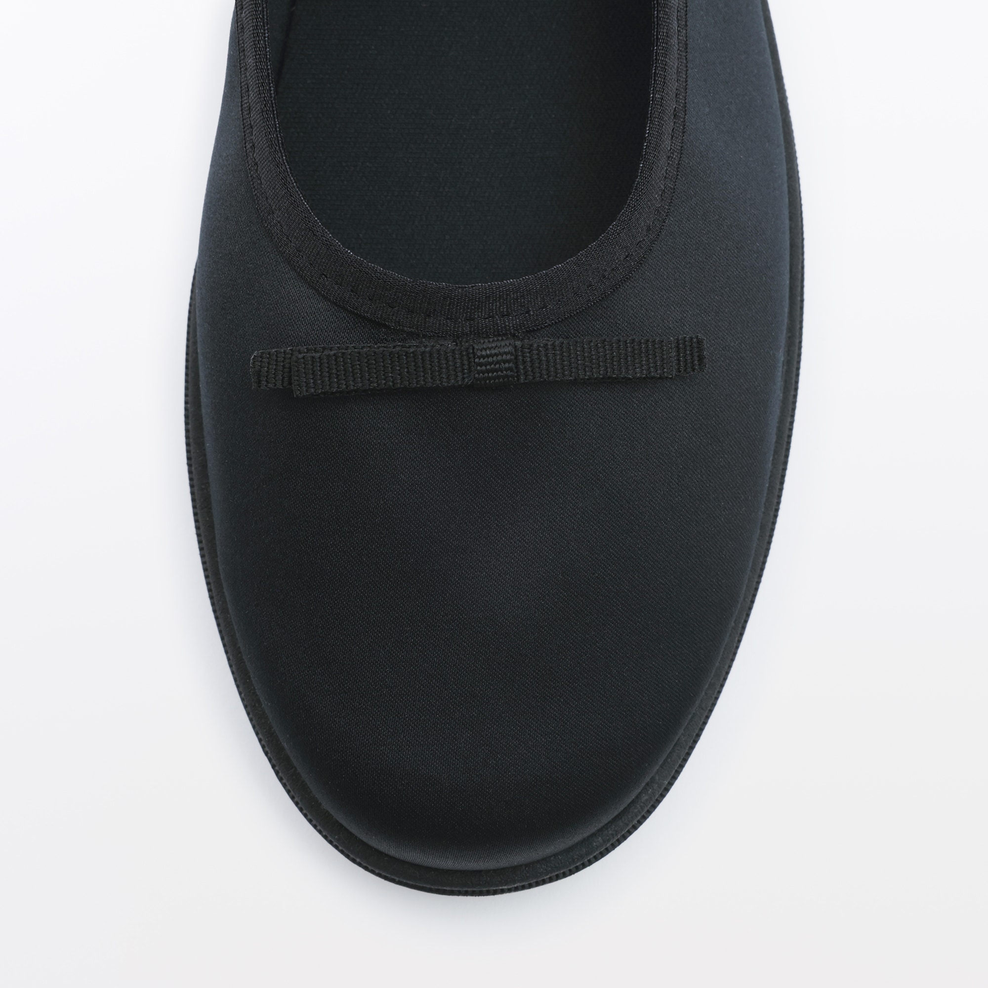 婦人　柔らかい中敷を使用した　撥水ストラップリボンフラットシューズ