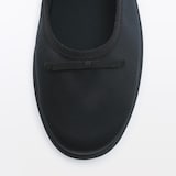 婦人　柔らかい中敷を使用した　撥水ストラップリボンフラットシューズ