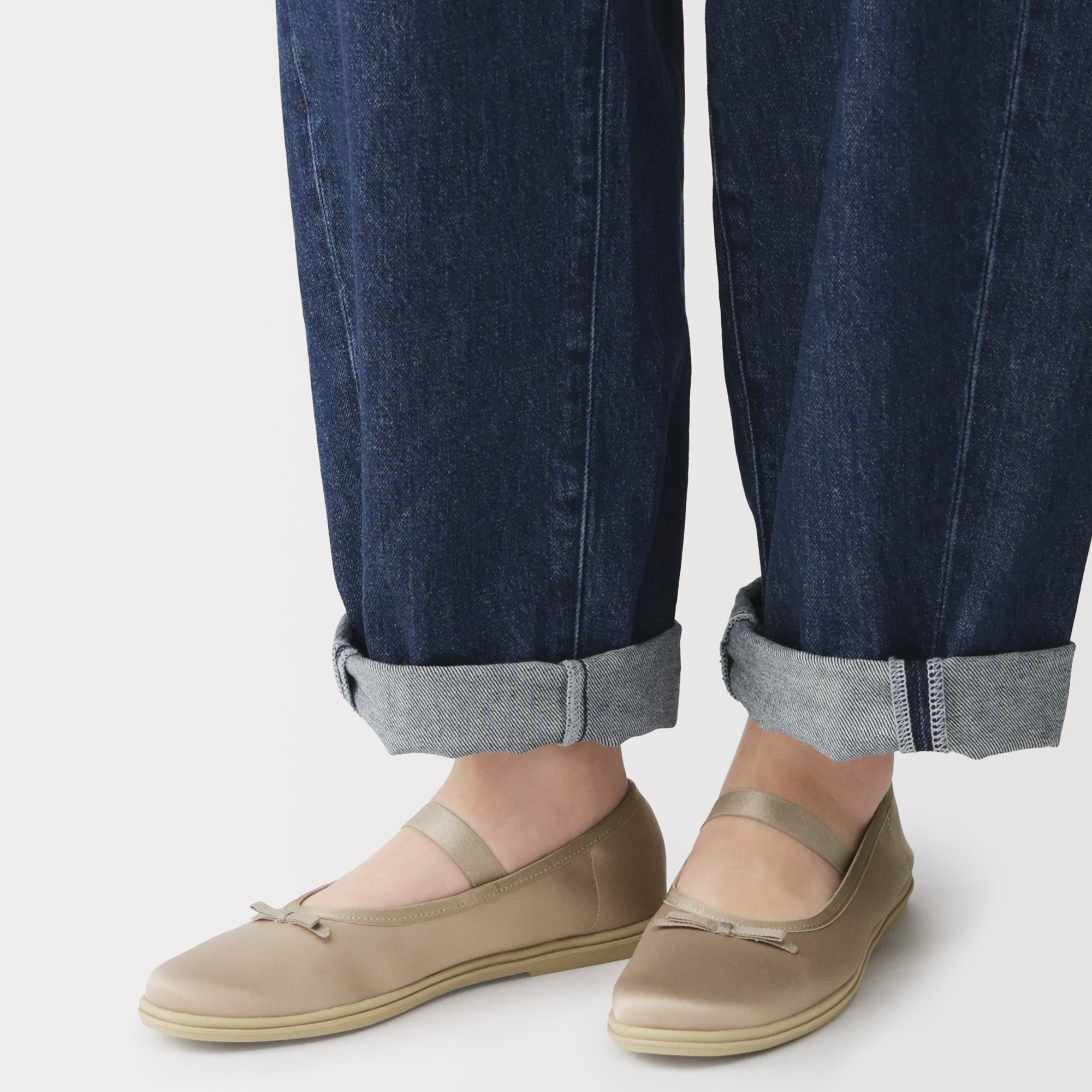 婦人　柔らかい中敷を使用した　撥水ストラップリボンフラットシューズ