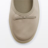 婦人　柔らかい中敷を使用した　撥水ストラップリボンフラットシューズ