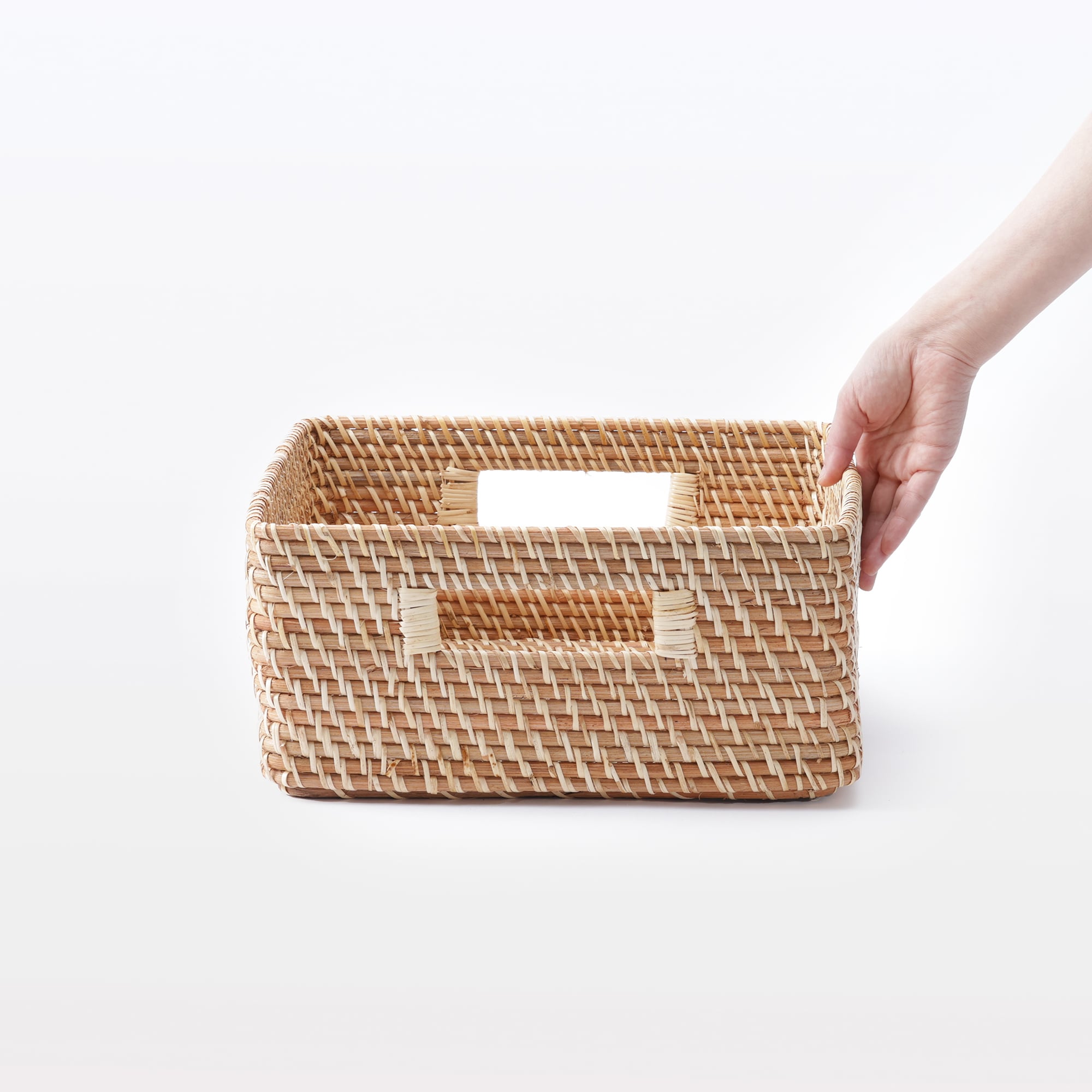 重なるラタン角型バスケット・中