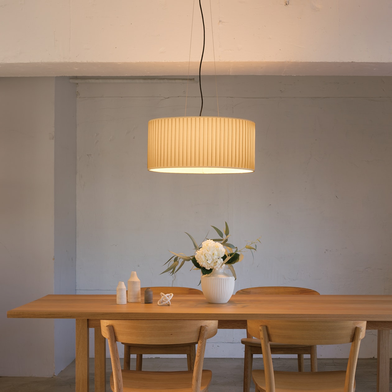 ペンダントライト楕円・Ｌ／シェード：プリーツ／コード・フランジ：ブラック