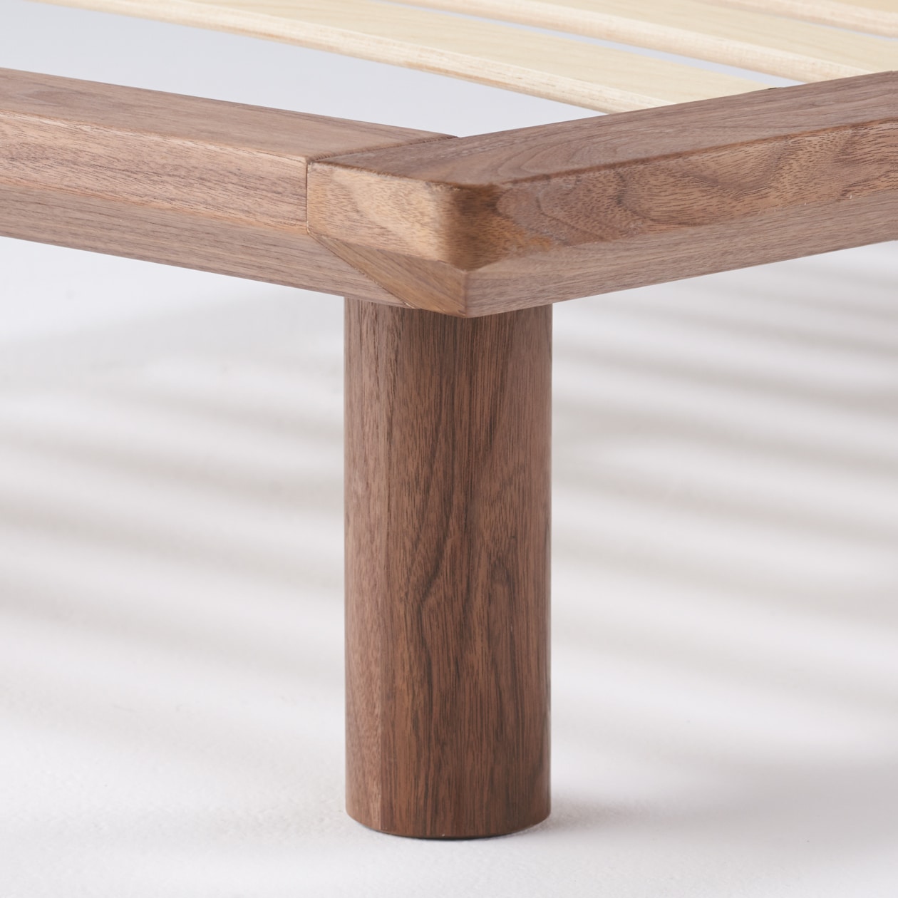 ベッドフレーム・ダブル・ウォールナット材