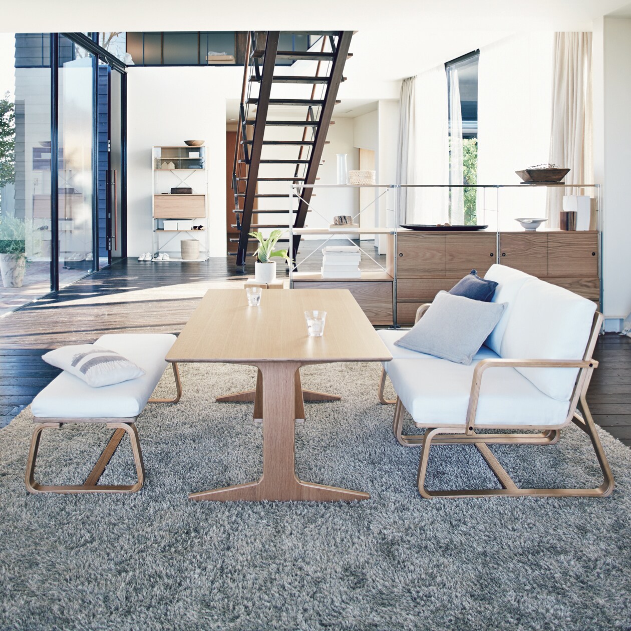 リビングでもダイニングでもつかえるソファチェア（モールドクッション仕様）