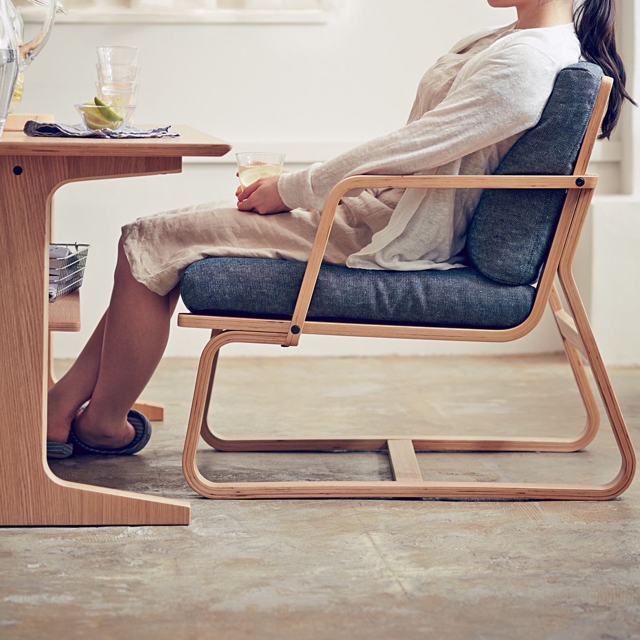 リビングでもダイニングでもつかえるソファチェア（モールドクッション仕様）