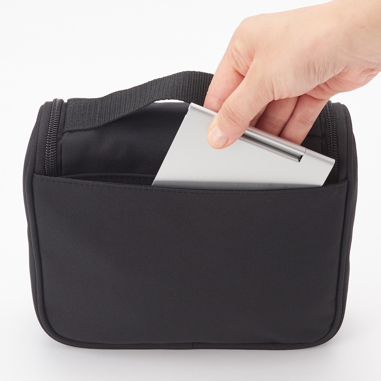 ポリエステル吊して使える洗面用具ケース 黒・約１６×１９×６ｃｍ | トラベル | 吊るして使えるケース・吊るせるケース 通販 | 無印良品