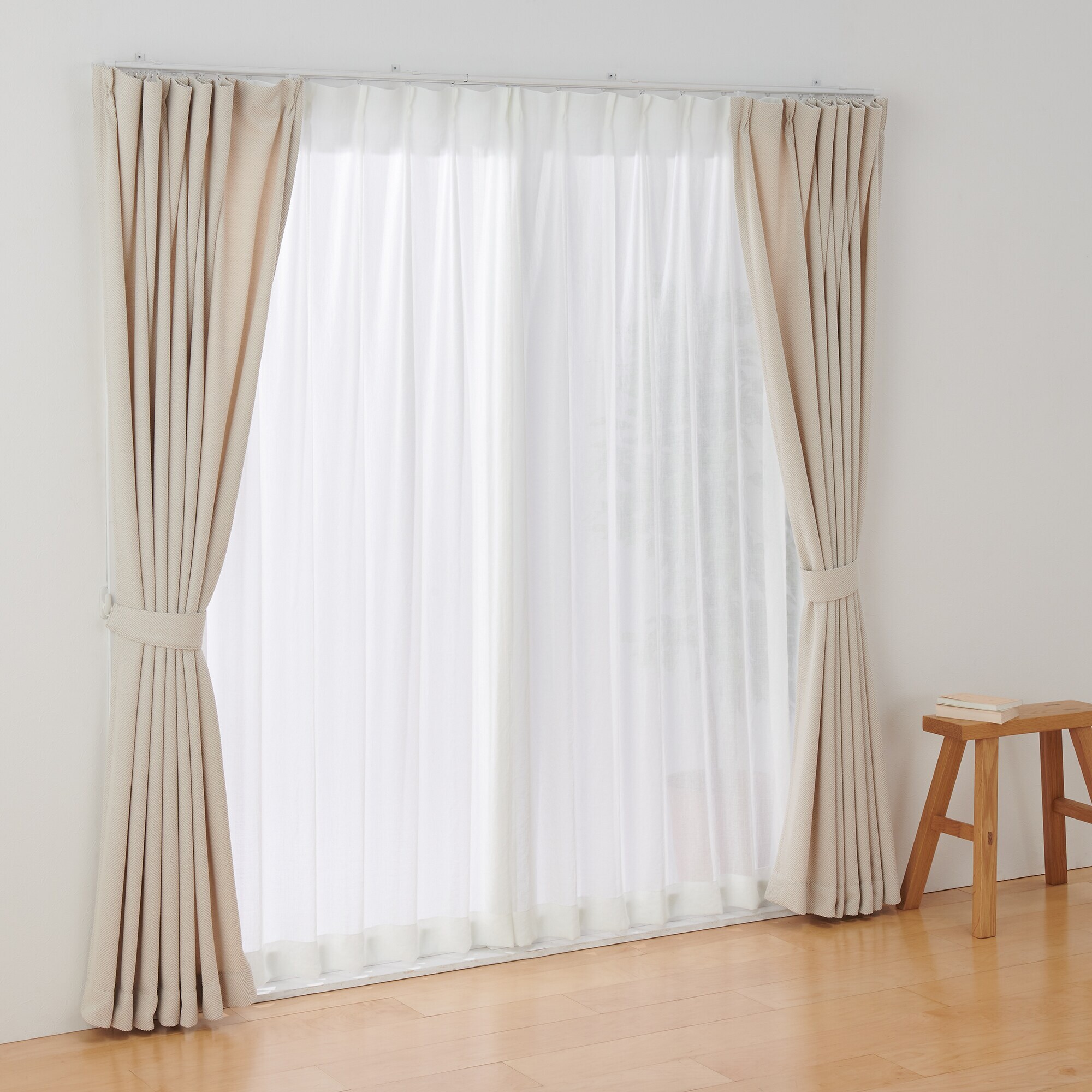 ポリエステル平織レースプリーツカーテン／オフ白