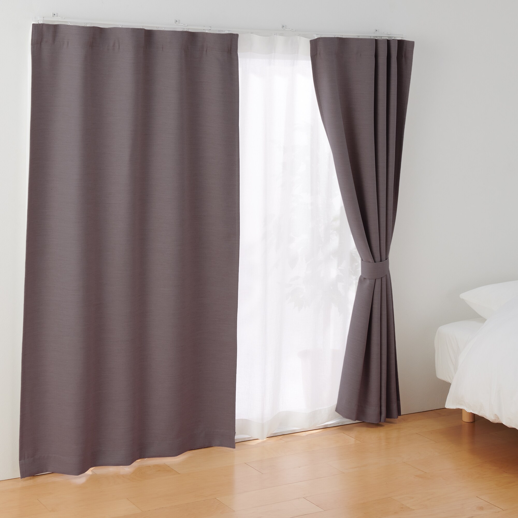 ポリエステルななこ織（防炎・遮光）ノンプリーツカーテン／ブラウン