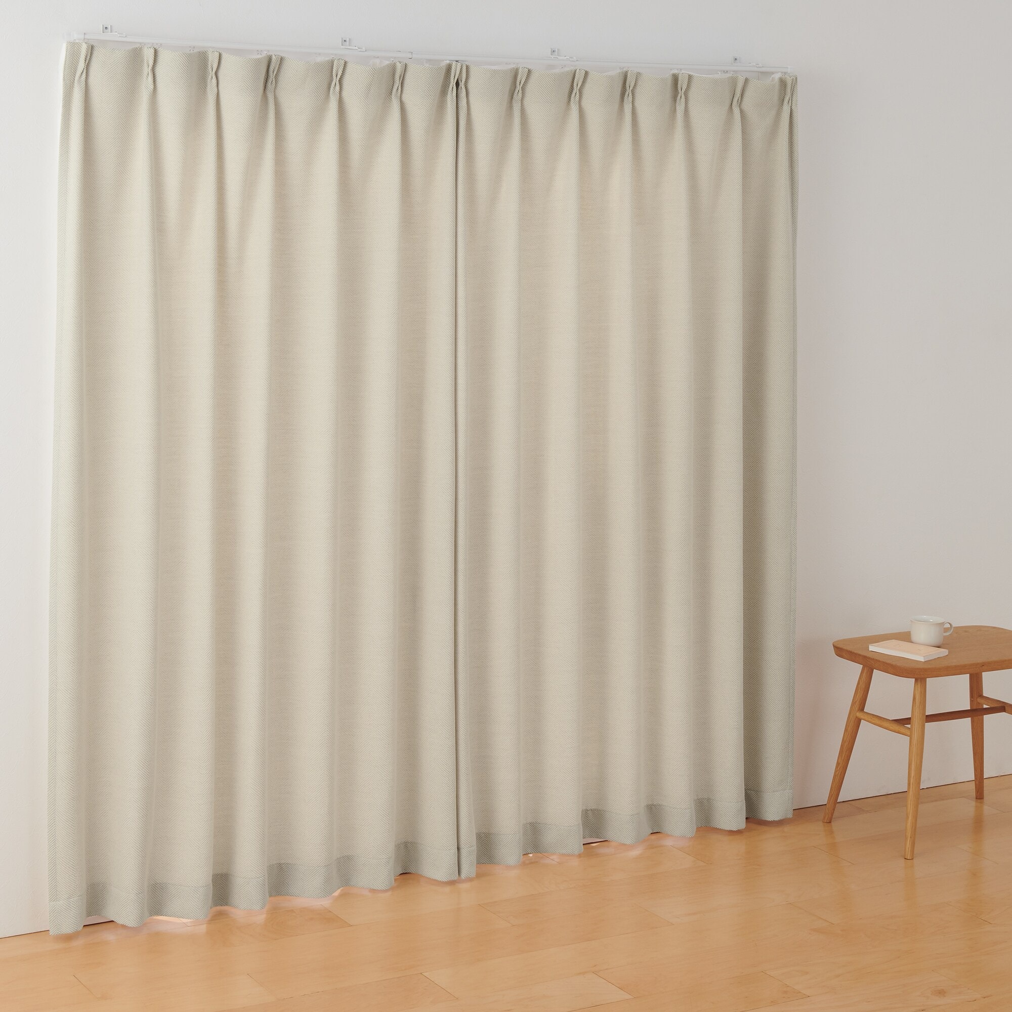 ポリエステルシェニールヘリンボーン（防炎）プリーツカーテン／アイボリー
