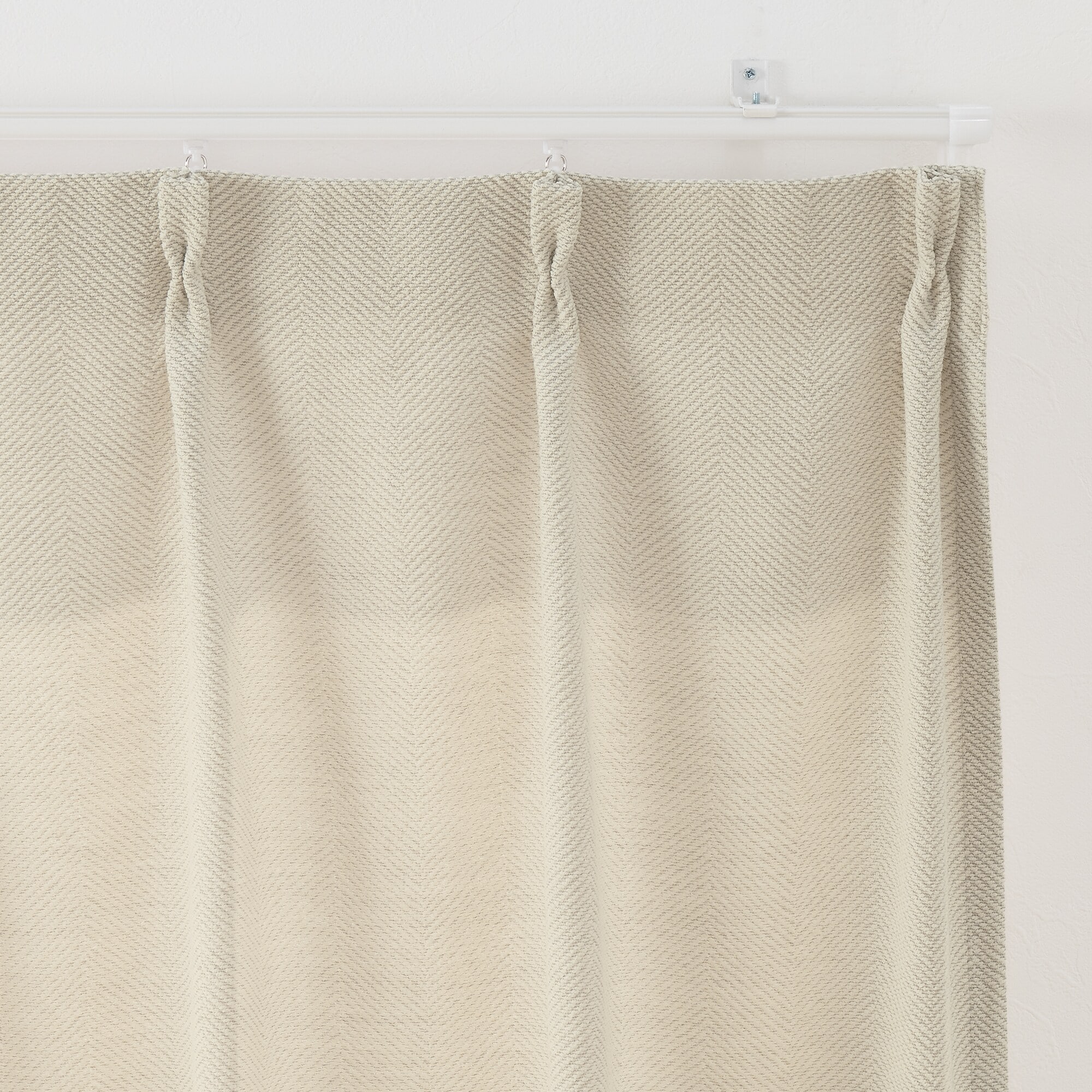 ポリエステルシェニールヘリンボーン（防炎）プリーツカーテン／アイボリー