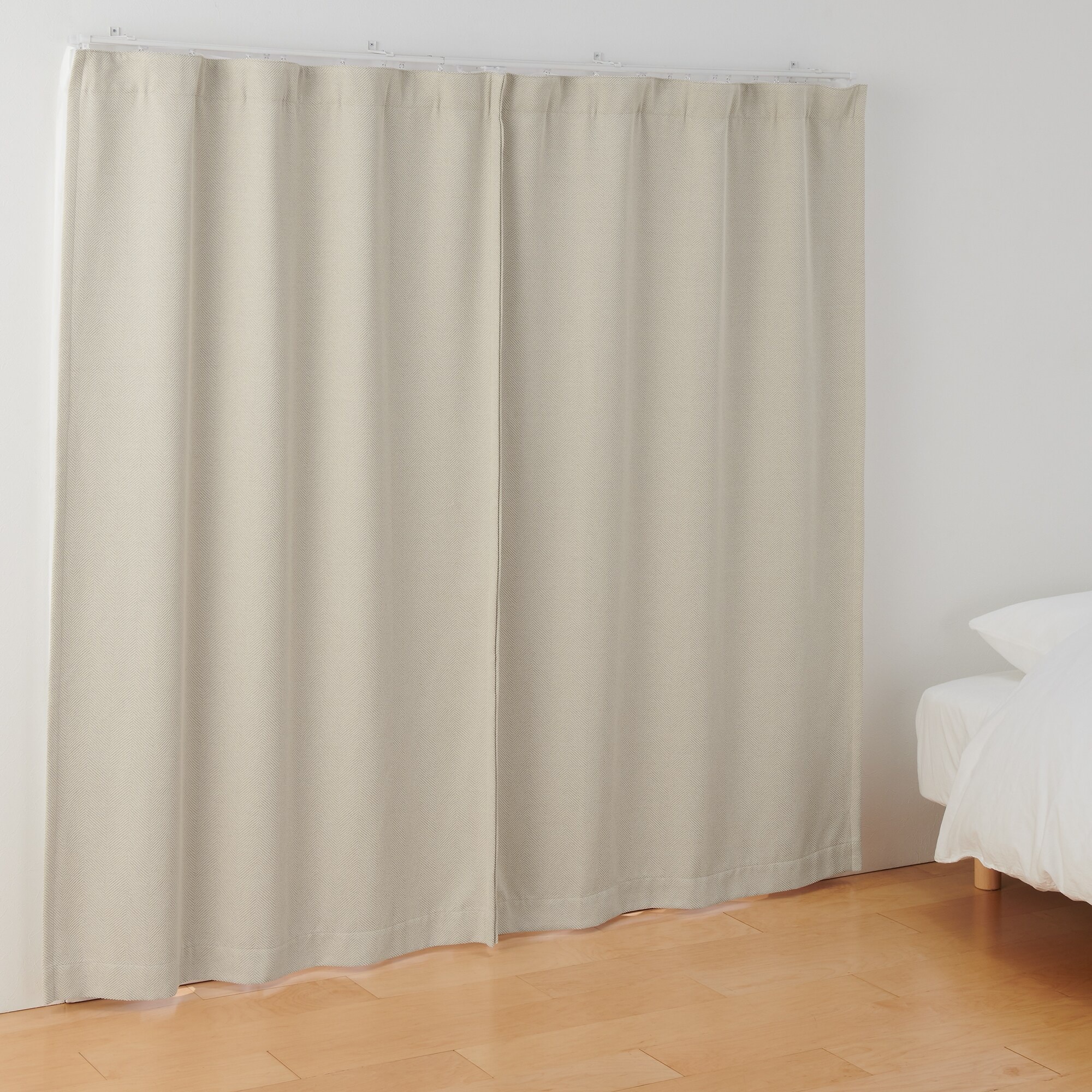 ポリエステルシェニールヘリンボーン（防炎）ノンプリーツカーテン／遮光裏地付／アイ