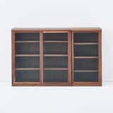 木製キャビネット・ガラス扉・スリム・ウォールナット材