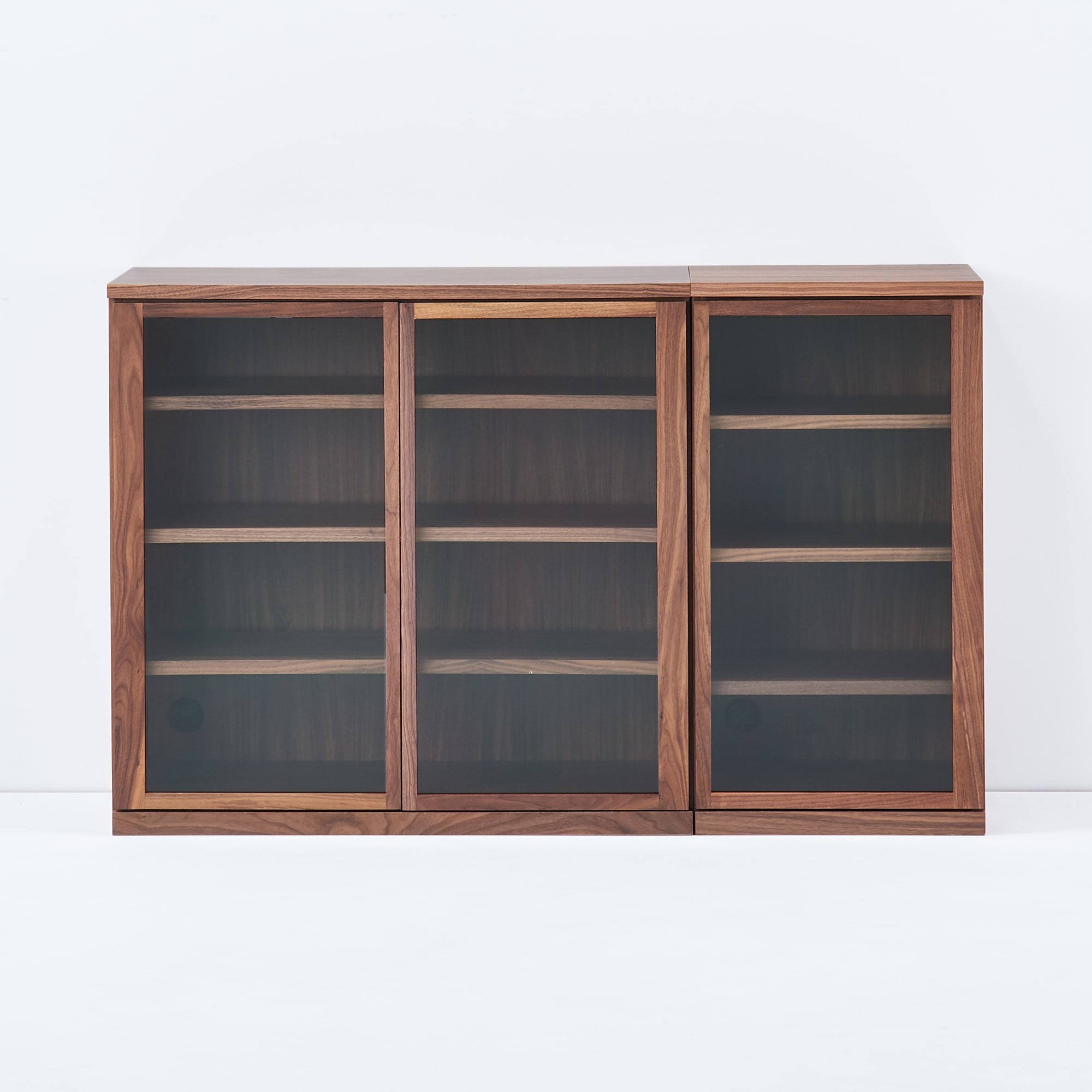 木製キャビネット・ガラス扉・ウォールナット材