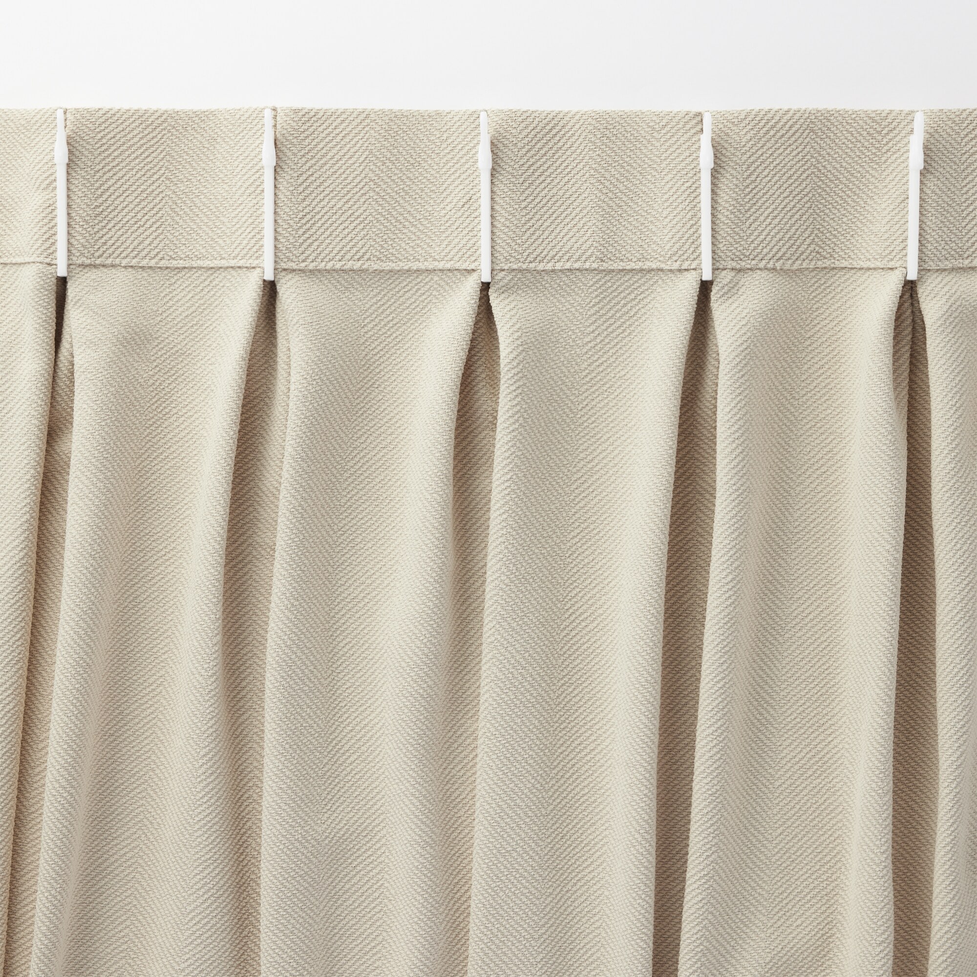 ポリエステルシェニールヘリンボーン（防炎）プリーツ２倍／アイボリー