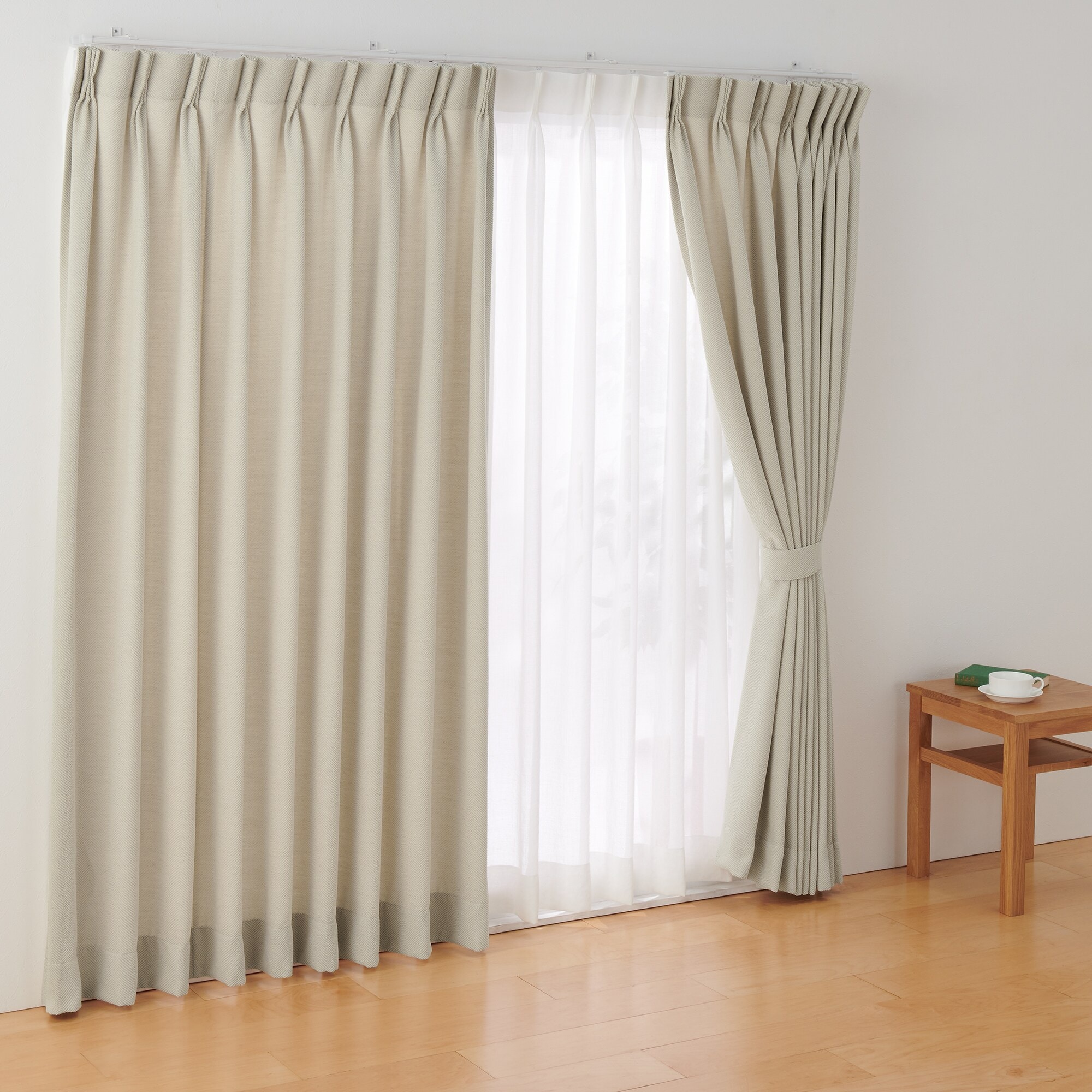 ポリエステルシェニールヘリンボーン（防炎）プリーツ２倍／アイボリー