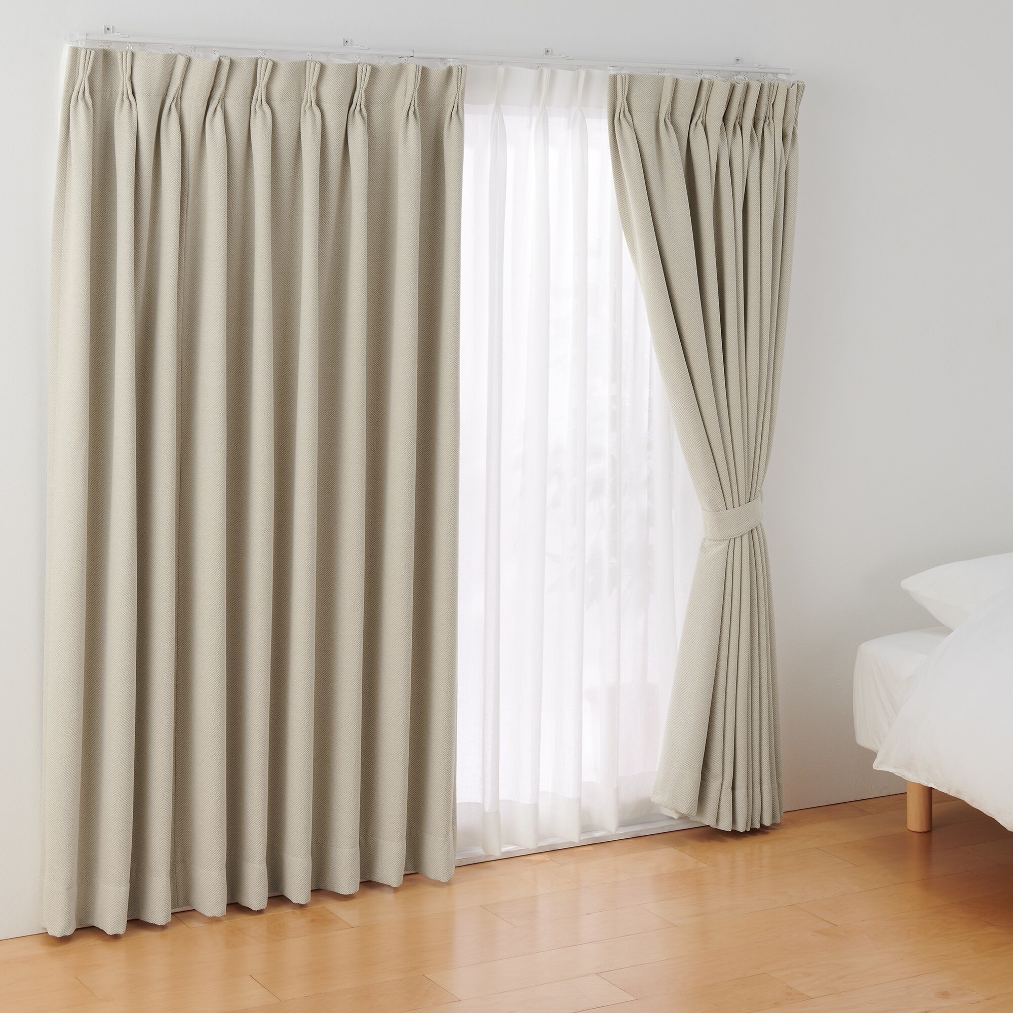 ポリエステルシェニールヘリンボーン（防炎）プリーツ２倍／遮光裏地付／アイボリー