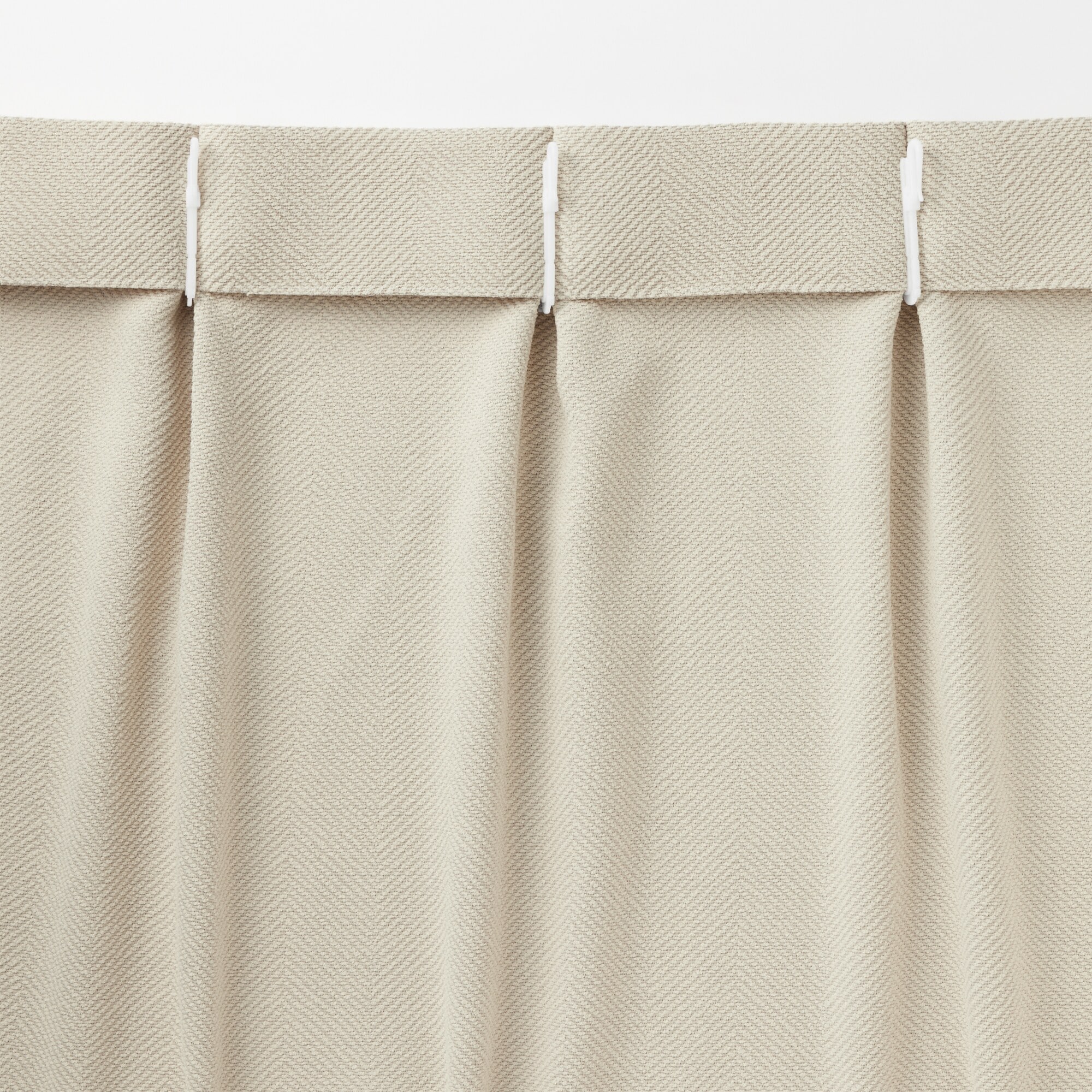 ポリエステルシェニールヘリンボーン（防炎）プリーツカーテン／オフ白