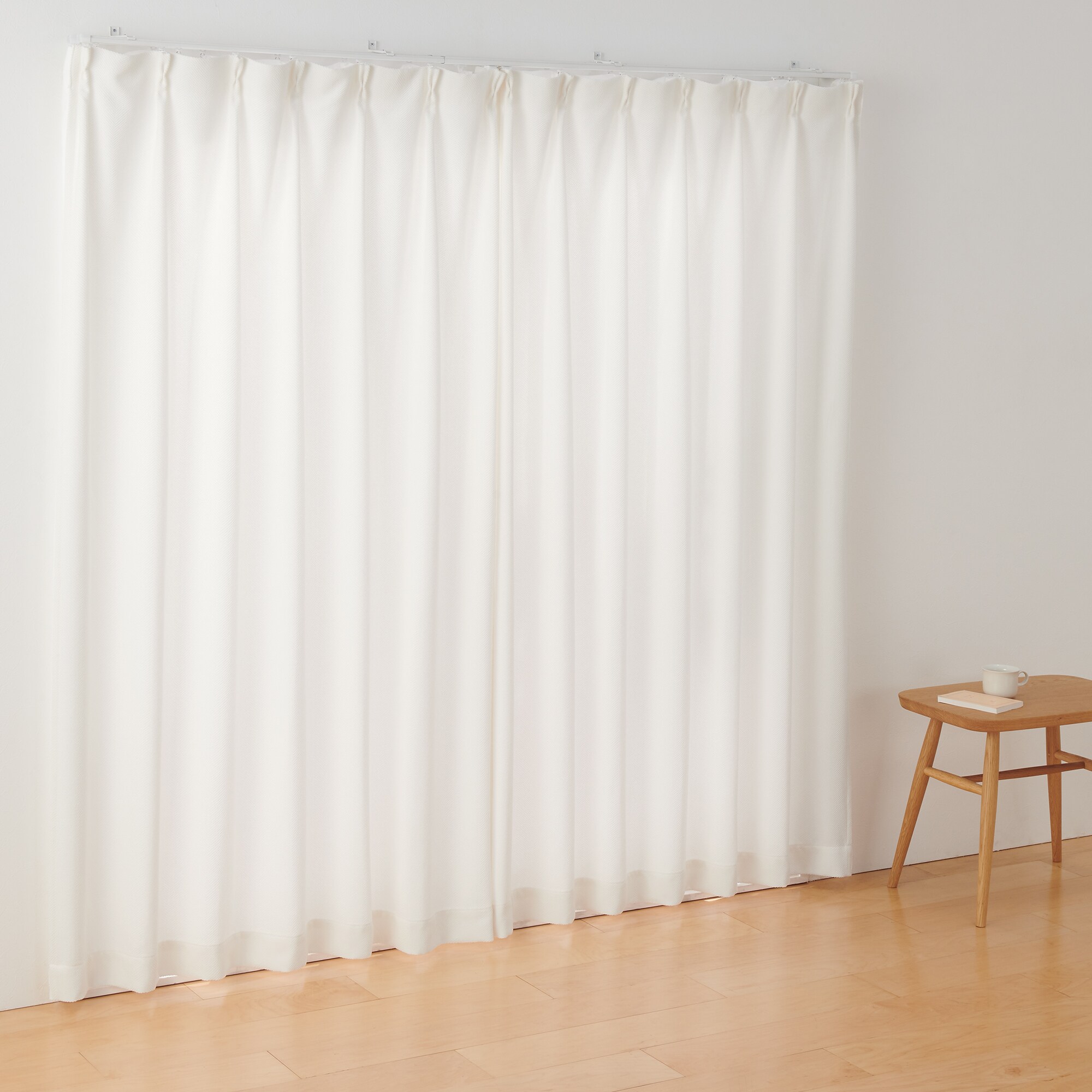 ポリエステルシェニールヘリンボーン（防炎）プリーツカーテン／オフ白
