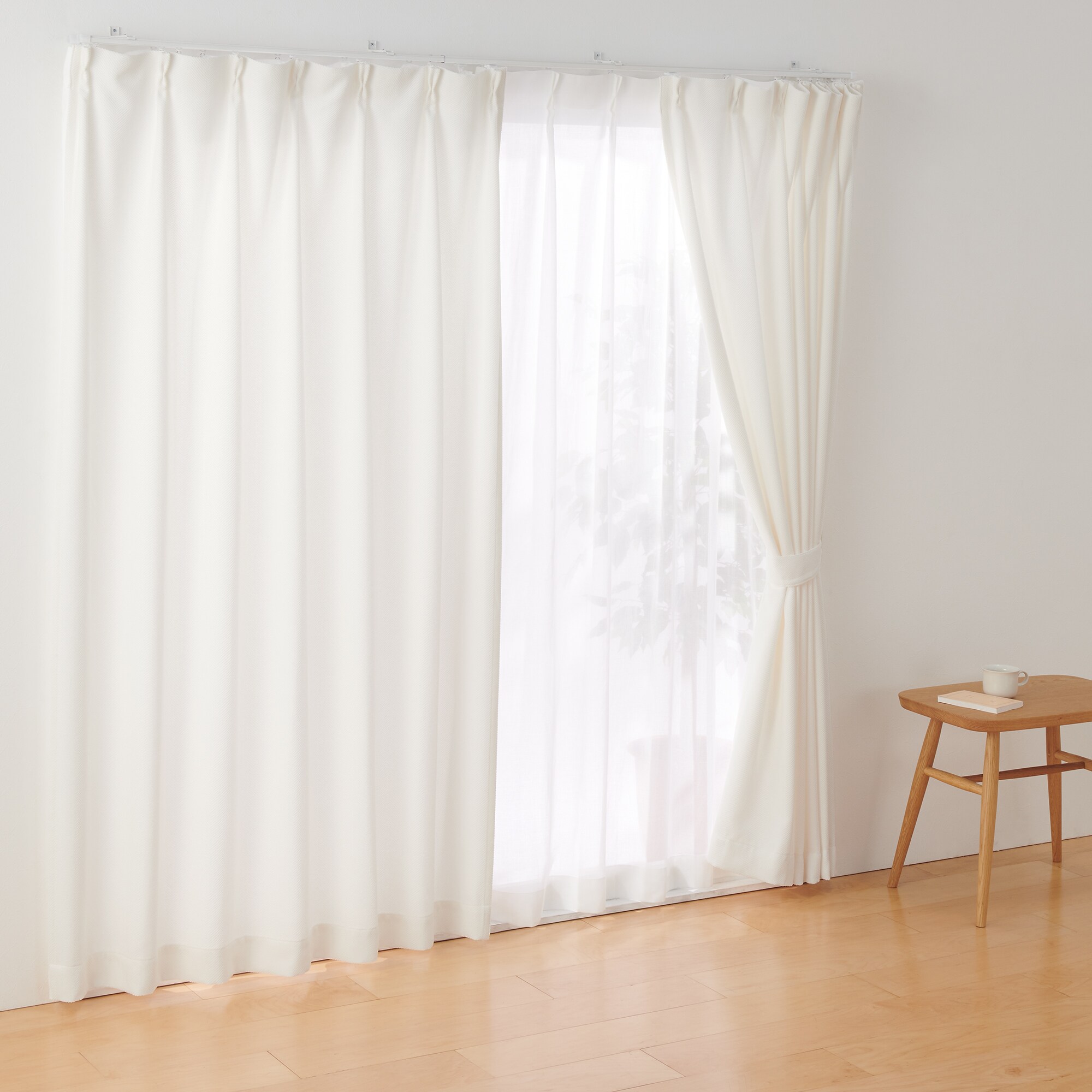 ポリエステルシェニールヘリンボーン（防炎）プリーツカーテン／オフ白