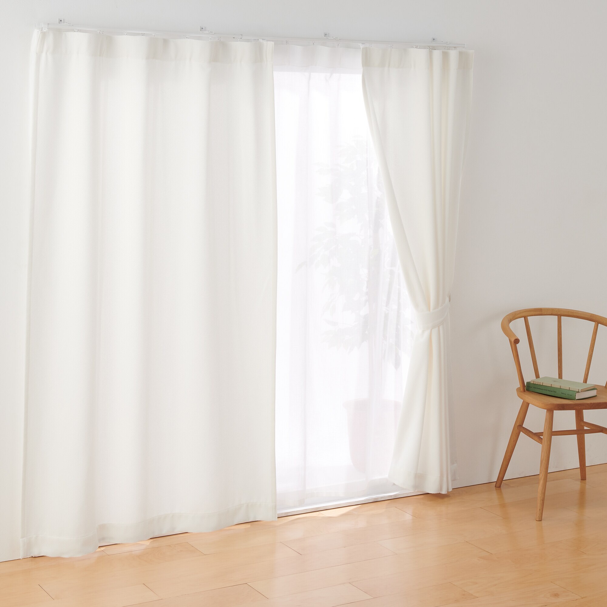 ポリエステルシェニールヘリンボーン（防炎）ノンプリーツカーテン／オフ白