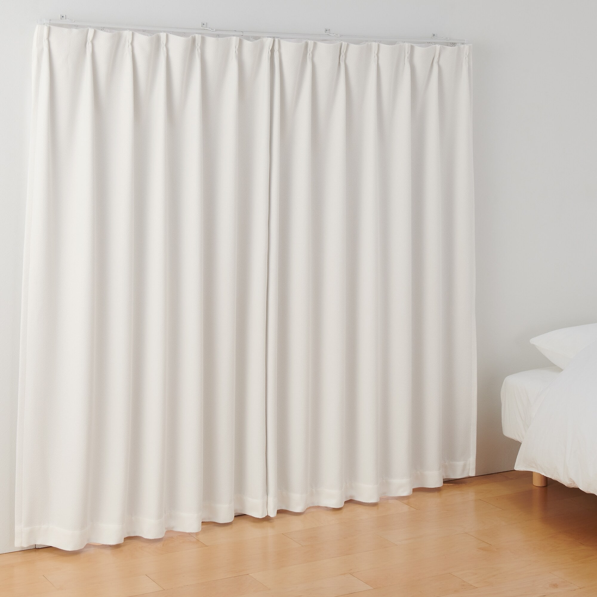 ポリエステルシェニールヘリンボーン（防炎）プリーツカーテン／遮光裏地付／オフ白