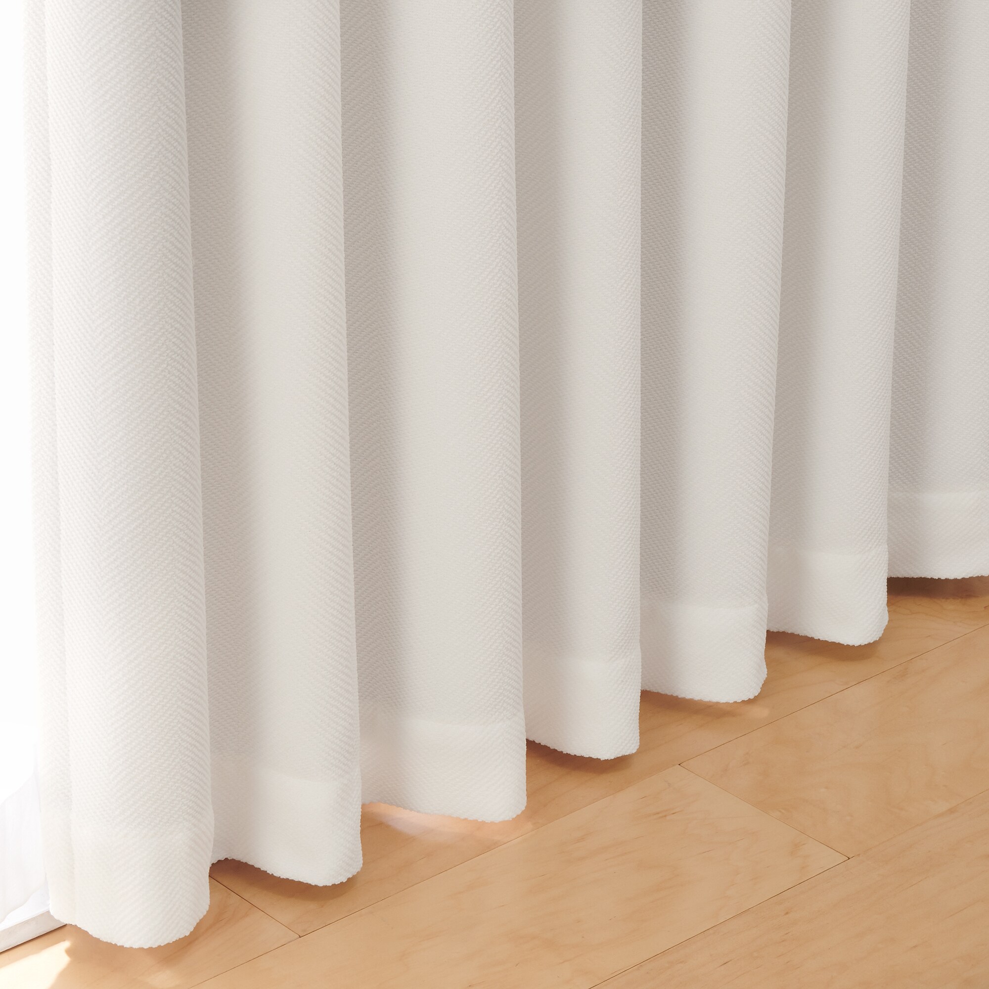 ポリエステルシェニールヘリンボーン（防炎）プリーツカーテン／遮光