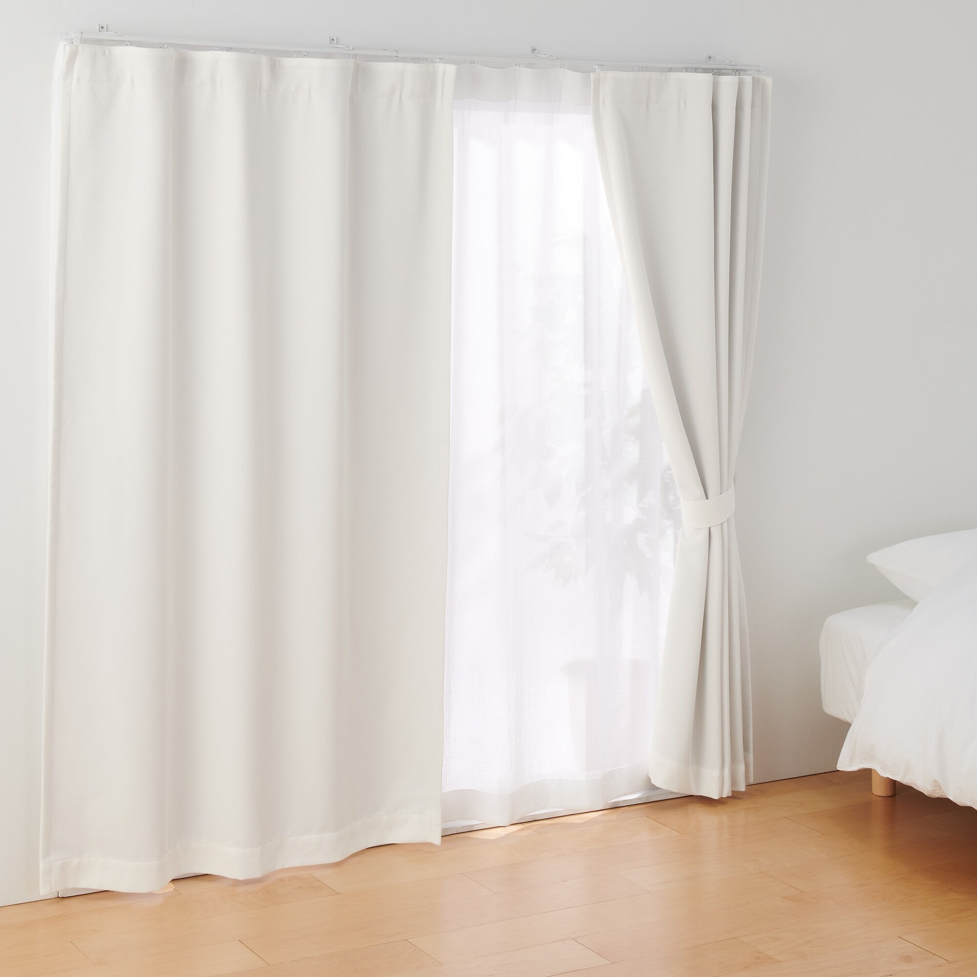 ポリエステルシェニールヘリンボーン（防炎）ノンプリーツカーテン／遮光裏地付／オフ