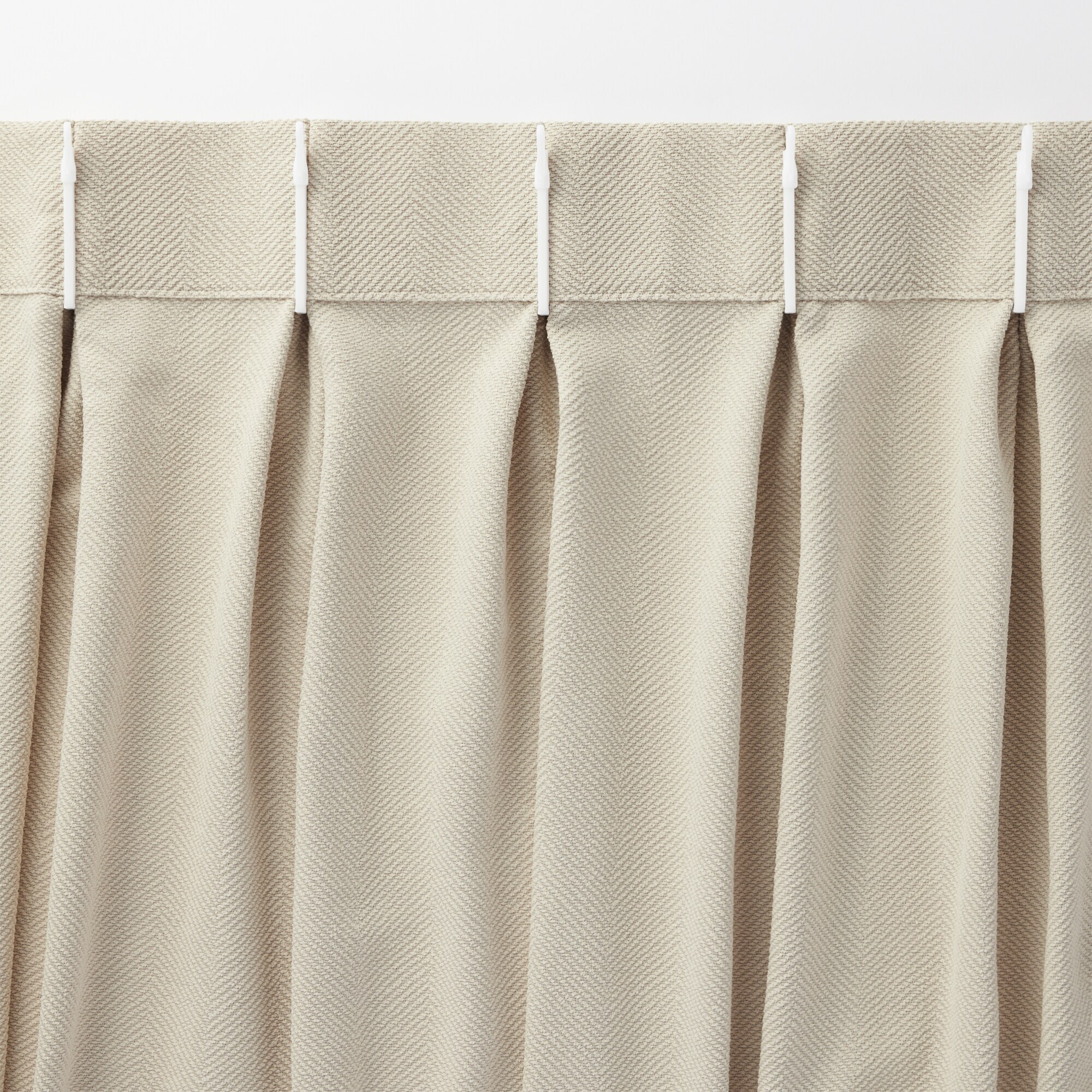 ポリエステルシェニールヘリンボーン（防炎）プリーツ２倍／オフ白