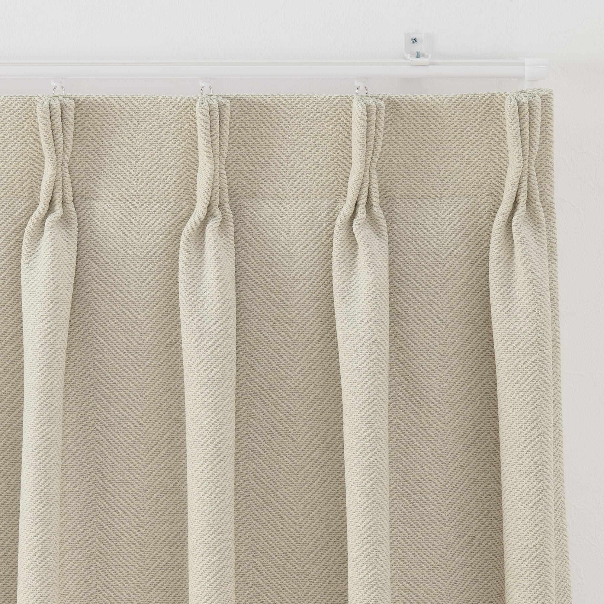 ポリエステルシェニールヘリンボーン（防炎）プリーツ２倍／遮光裏地付／オフ白