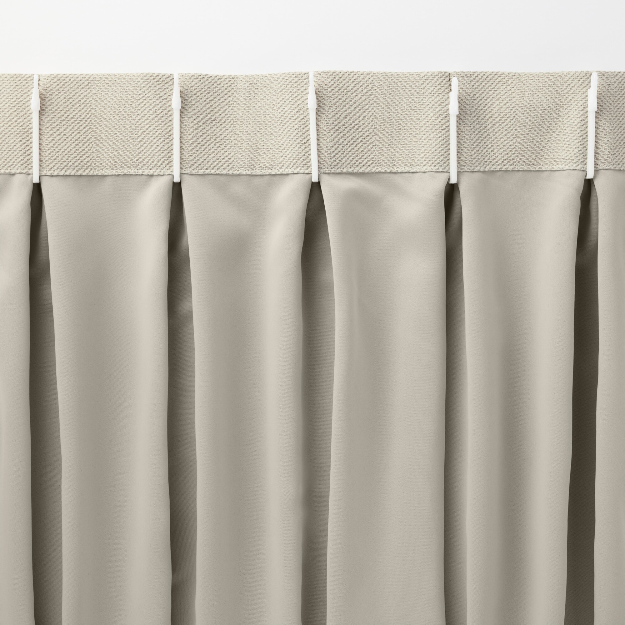 ポリエステルシェニールヘリンボーン（防炎）プリーツ２倍／遮光裏地付／オフ白