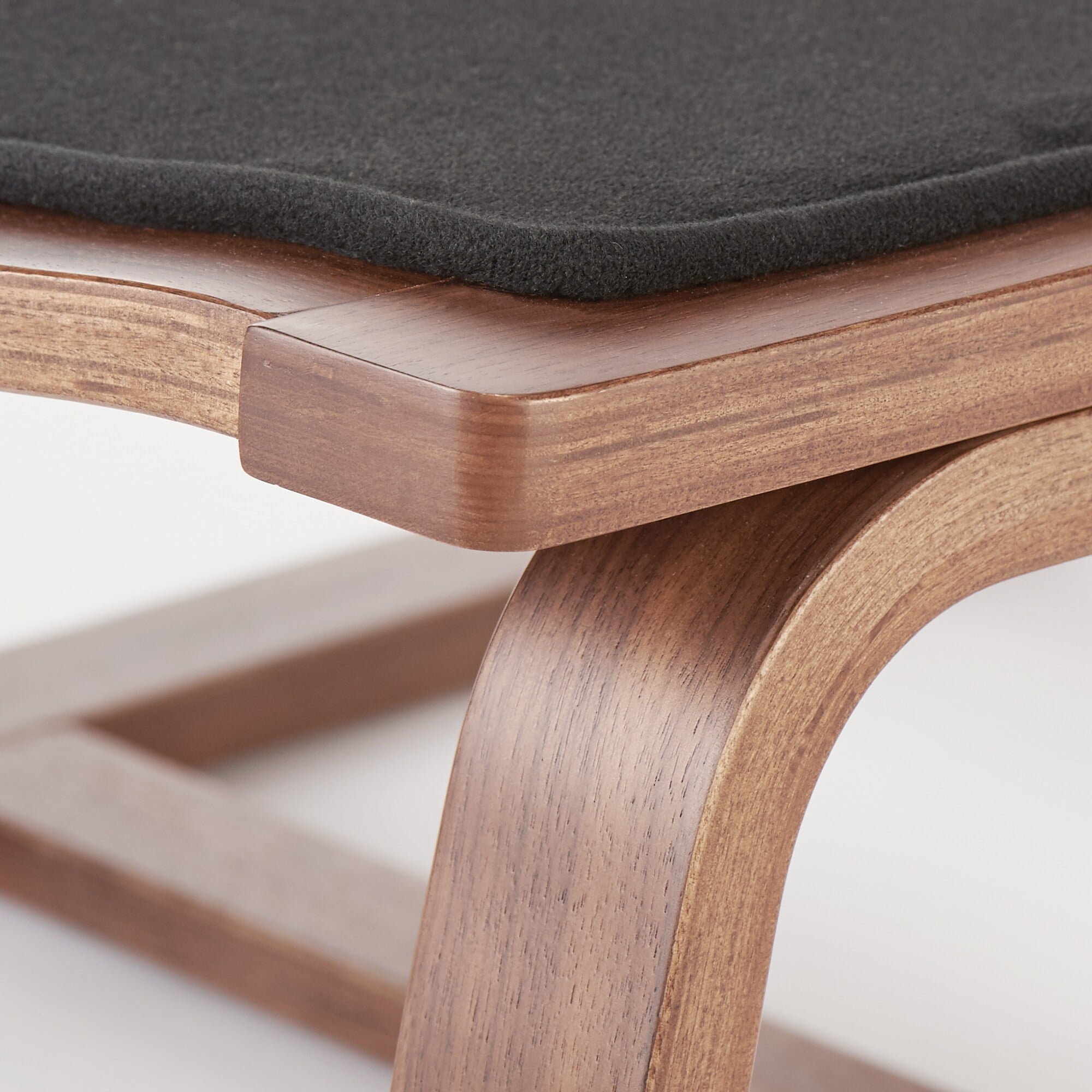 リビングでもダイニングでもつかえるソファチェア・ウォールナット材