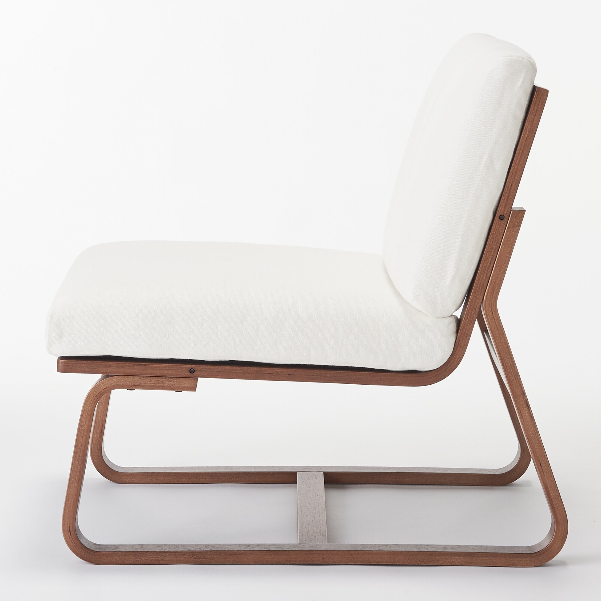 リビングでもダイニングでもつかえるソファチェア・ウォールナット材