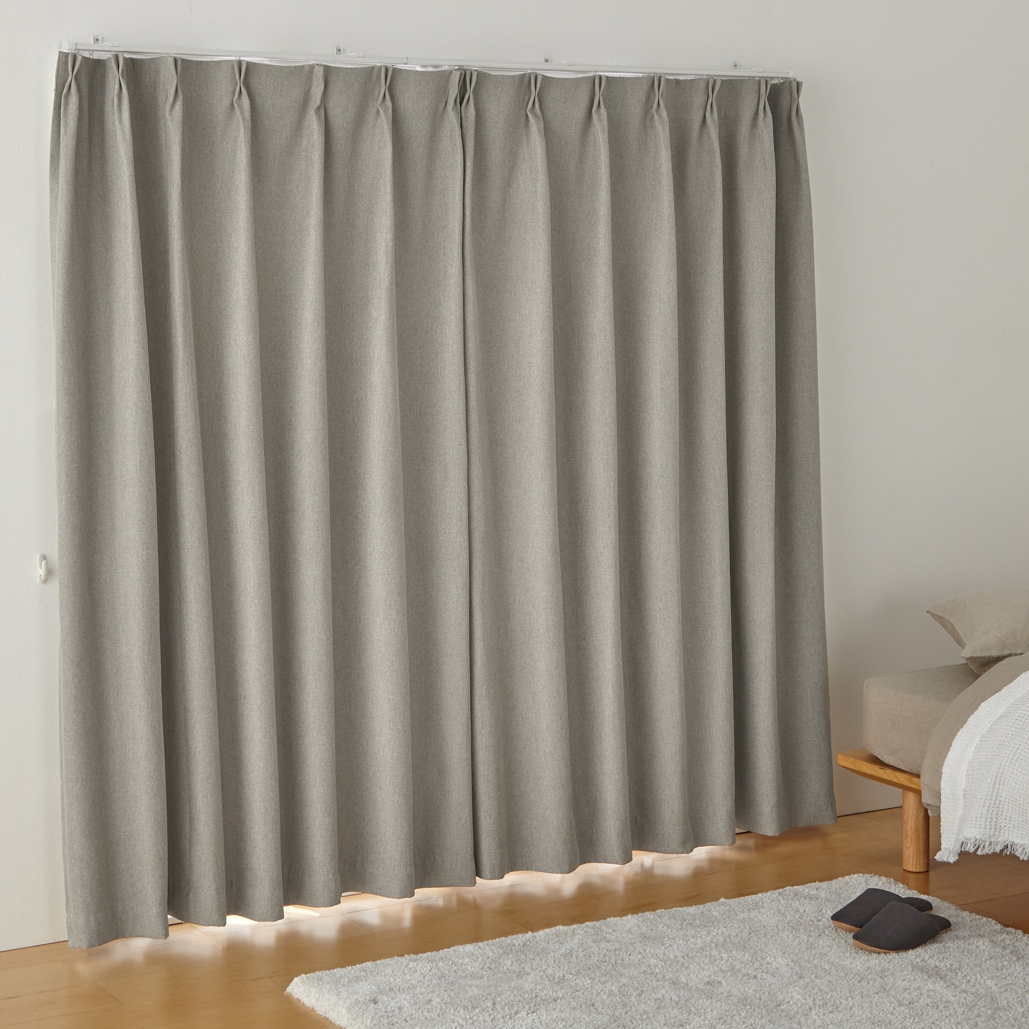 ポリエステルドビー織プリーツカーテン（防炎・遮光性）／ベージュ