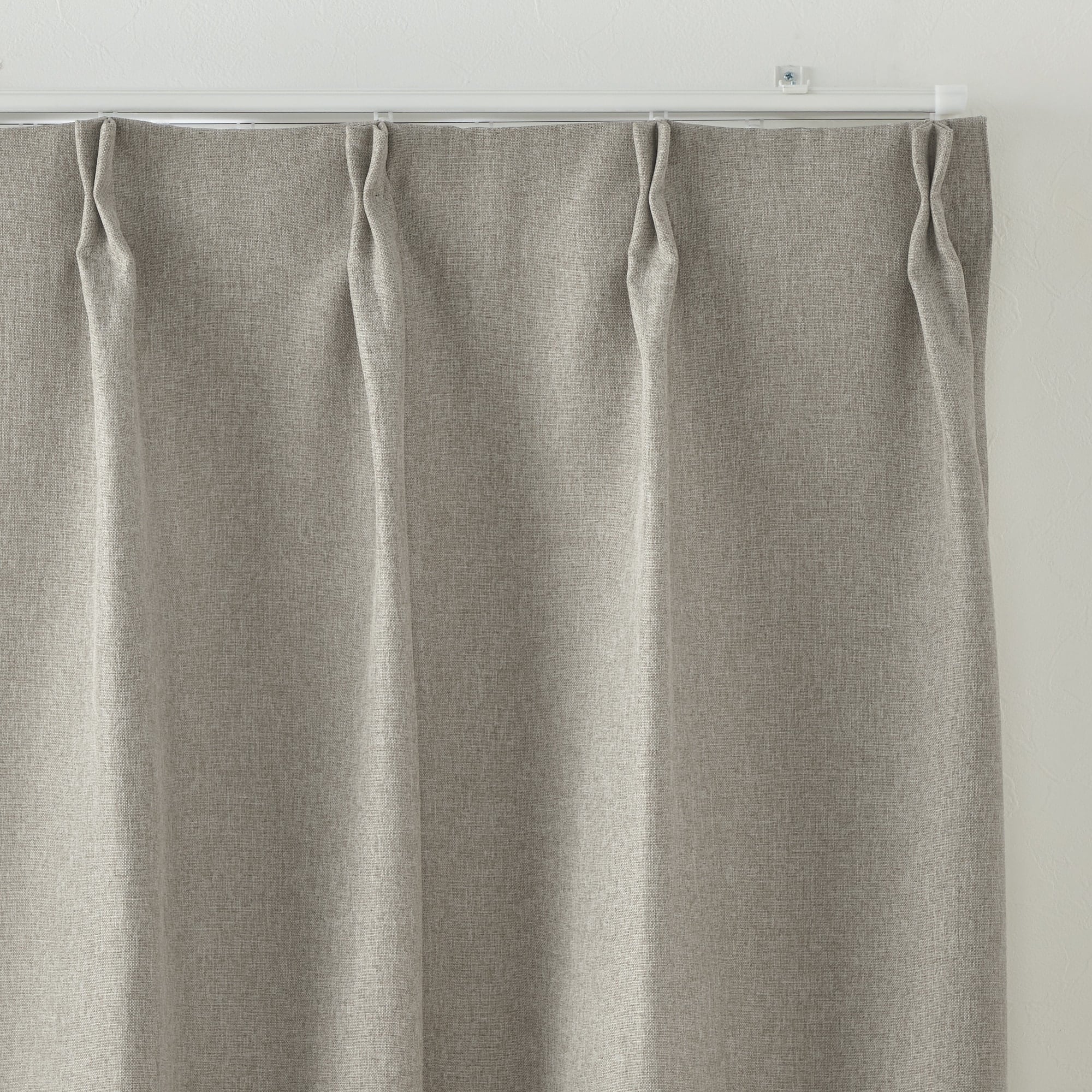 ポリエステルドビー織プリーツカーテン（防炎・遮光性）／ベージュ