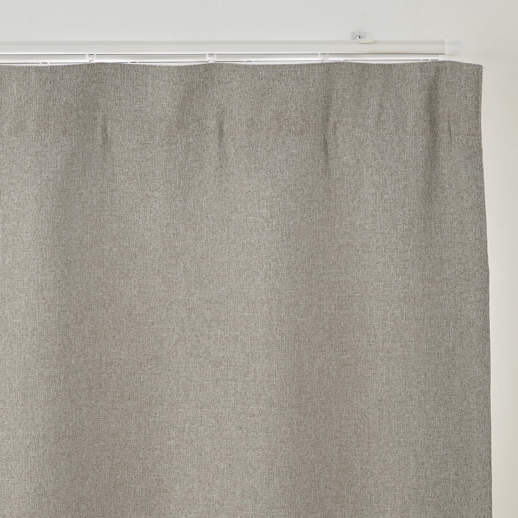 ポリエステルドビー織ノンプリーツカーテン（防炎・遮光性）／ベージュ