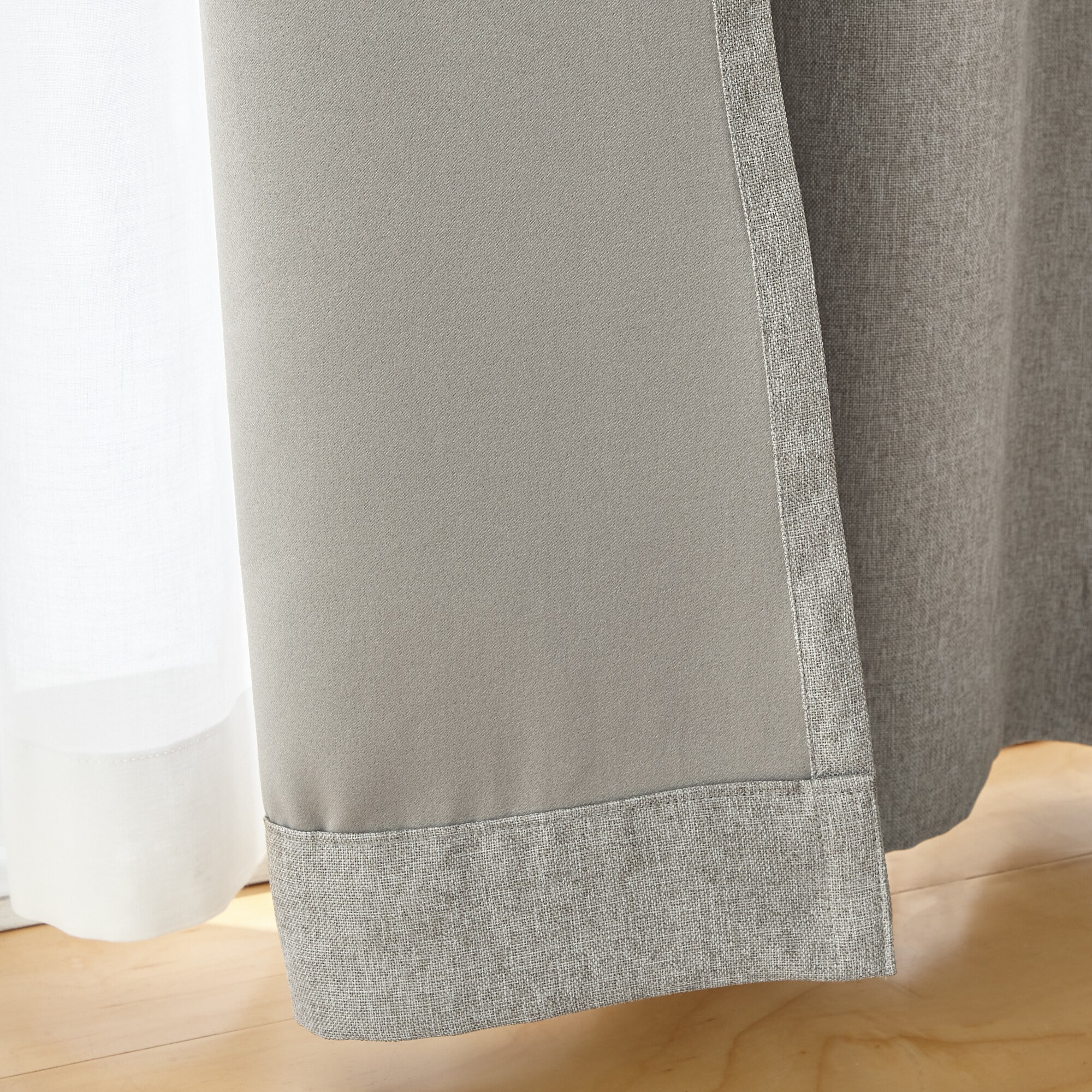 ポリエステルドビー織ハトメカーテン（防炎・遮光性）／ベージュ