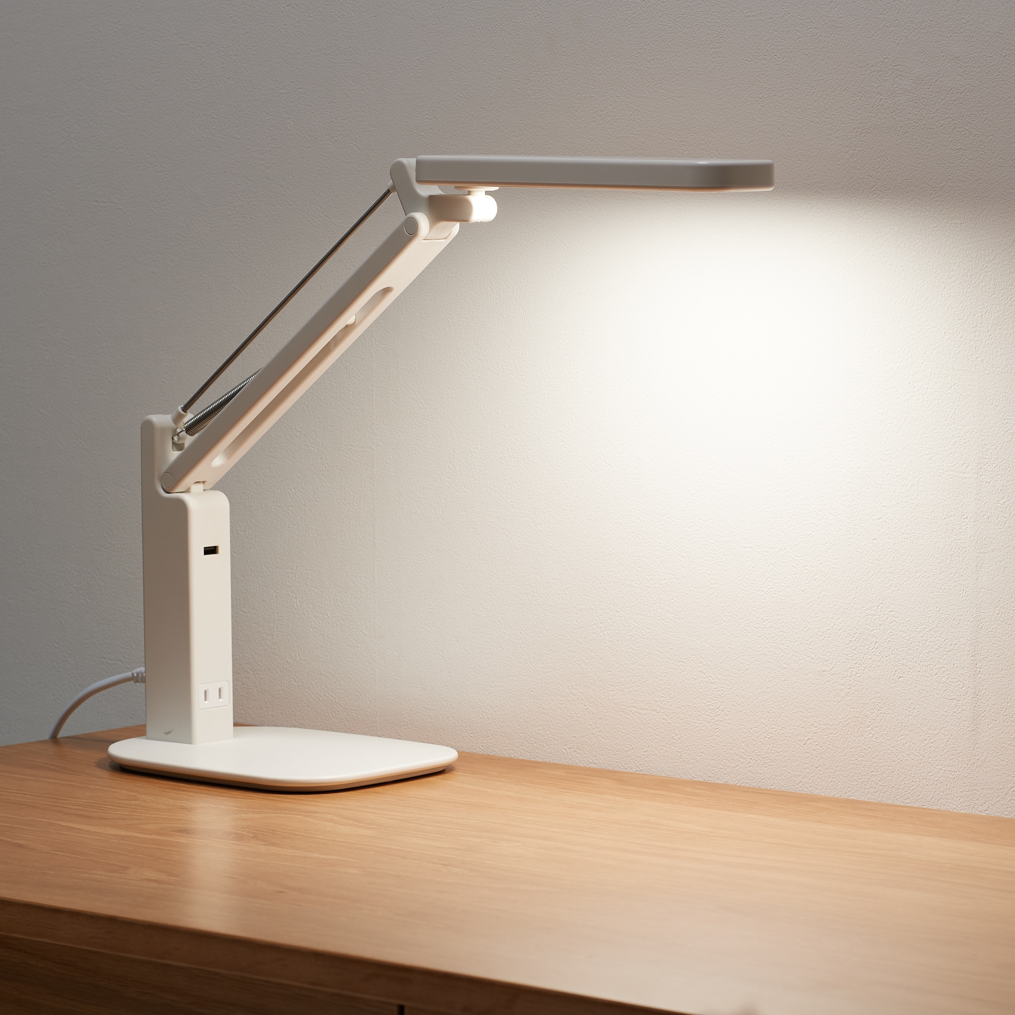 電源がつかえるデスクライト　ベース付