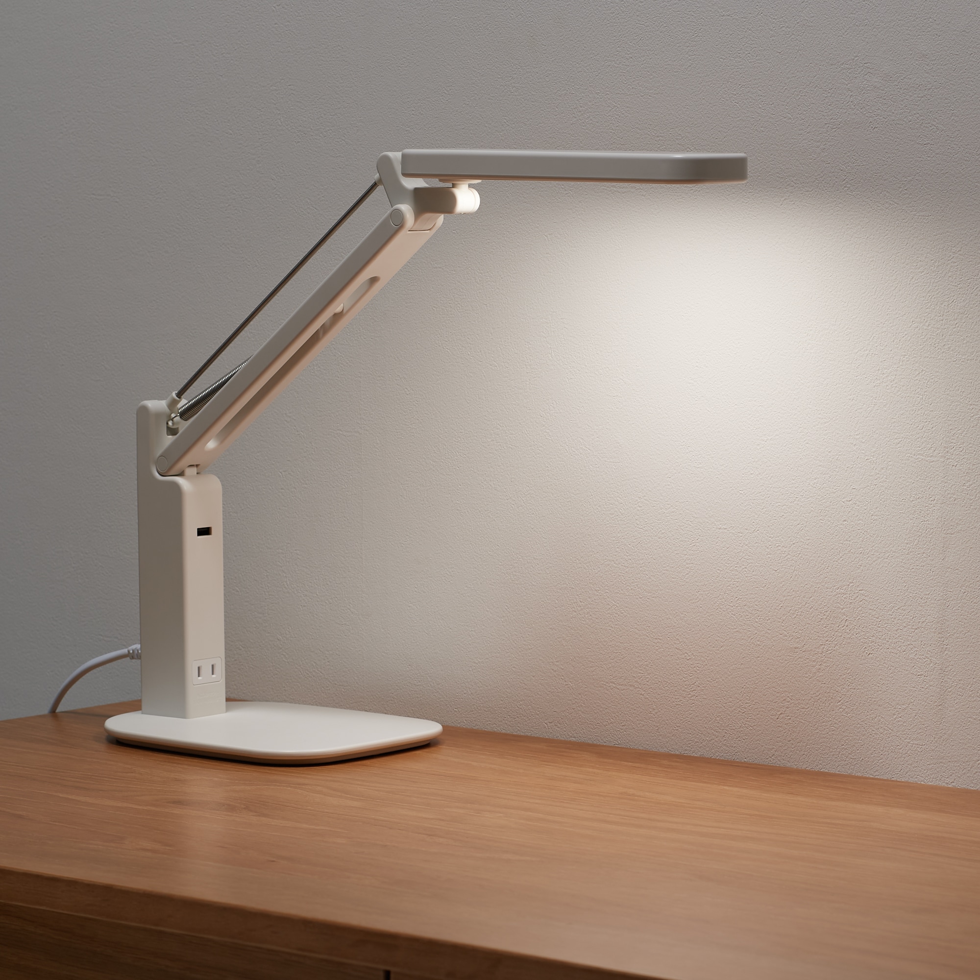 電源がつかえるデスクライト　ベース付