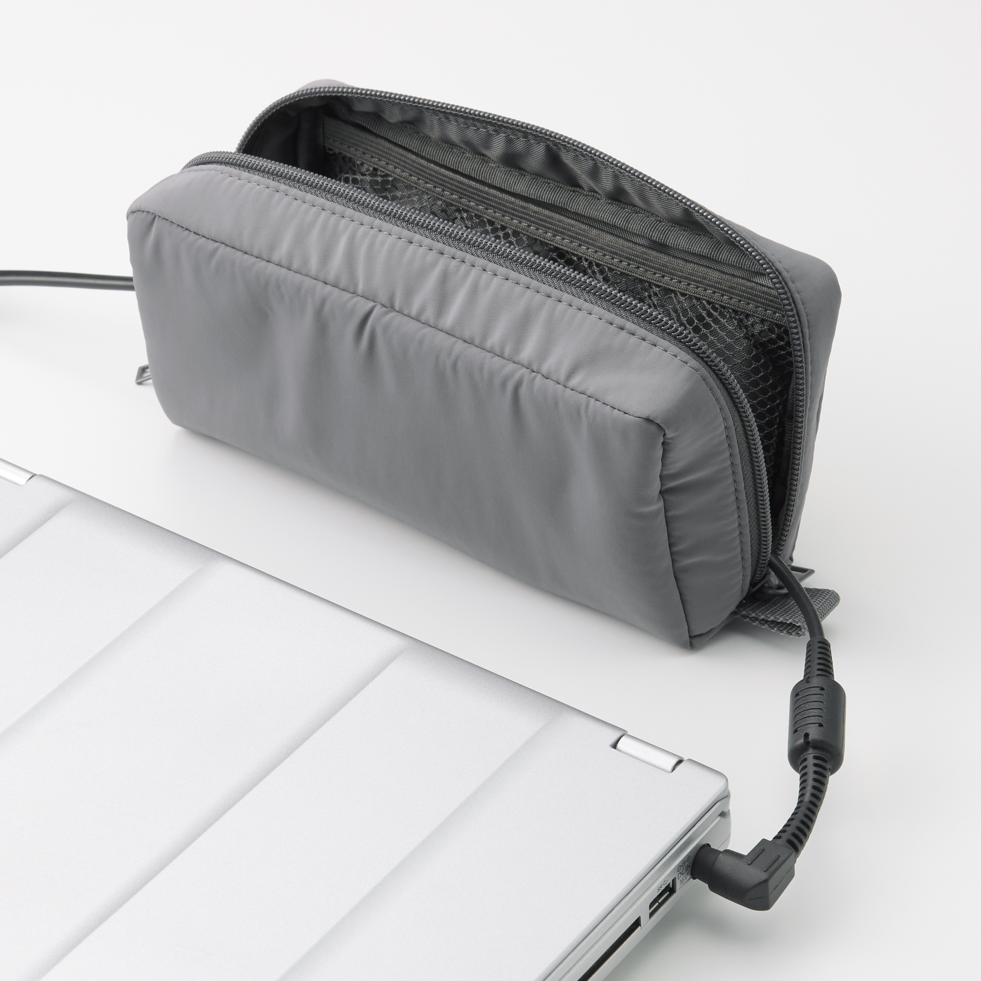 ポリエステルガジェットポーチ